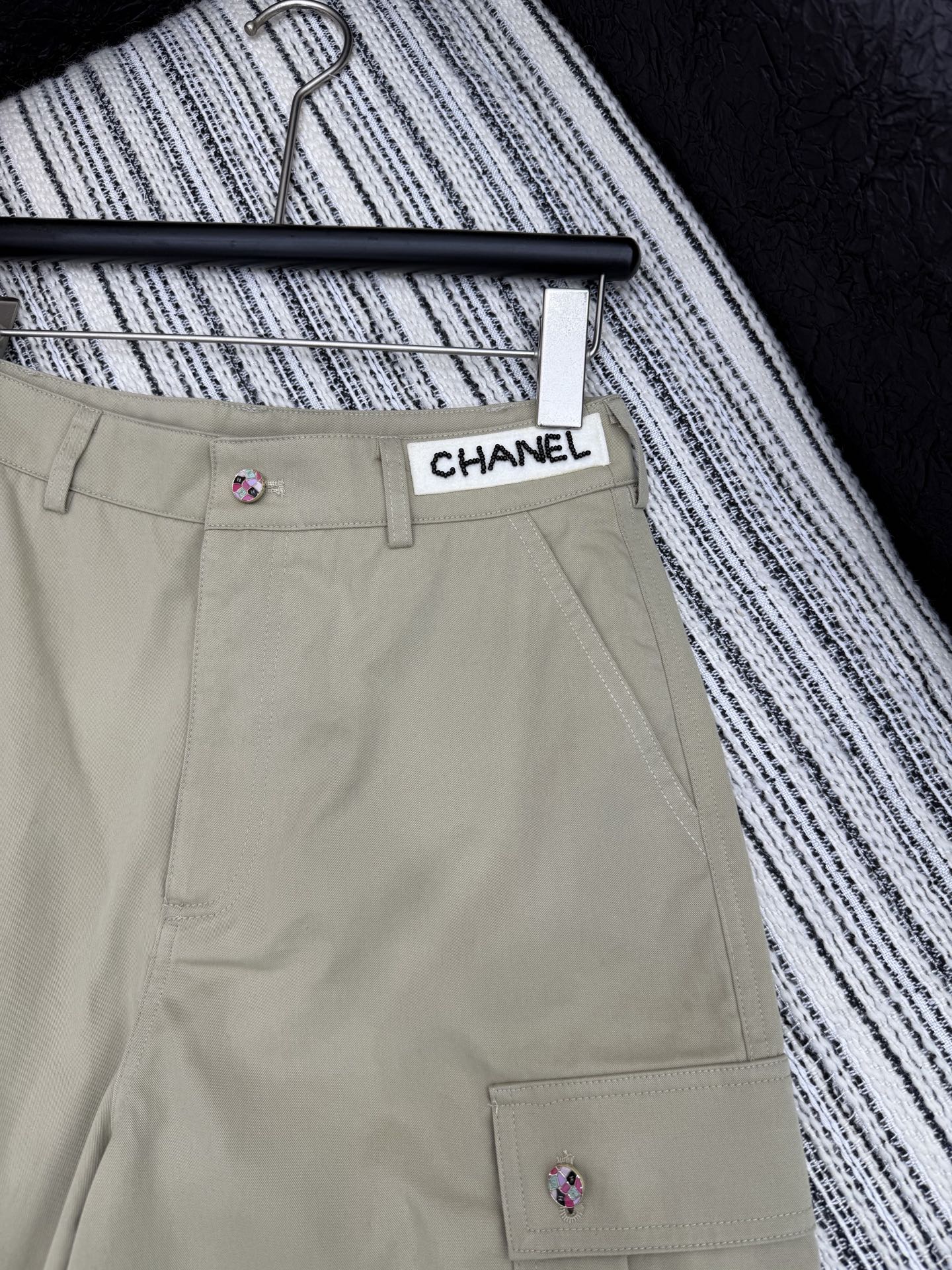 🛒𝐍𝐄𝐖 · 𝟐𝟎𝟐5/爆款现货

原单品质  Chane*｜25新款中古系列五分休闲裤
爆单系列款  