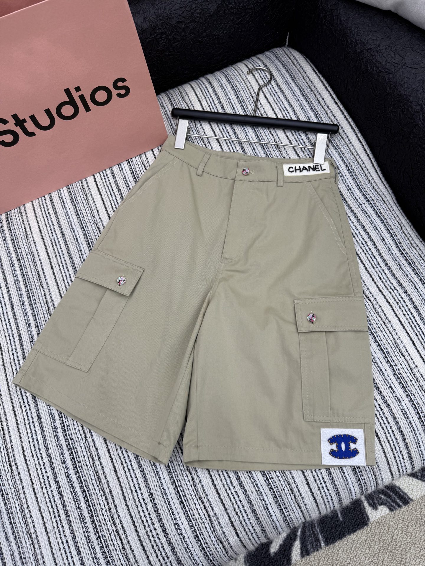 🛒𝐍𝐄𝐖 · 𝟐𝟎𝟐5/爆款现货

原单品质  Chane*｜25新款中古系列五分休闲裤
爆单系列款  