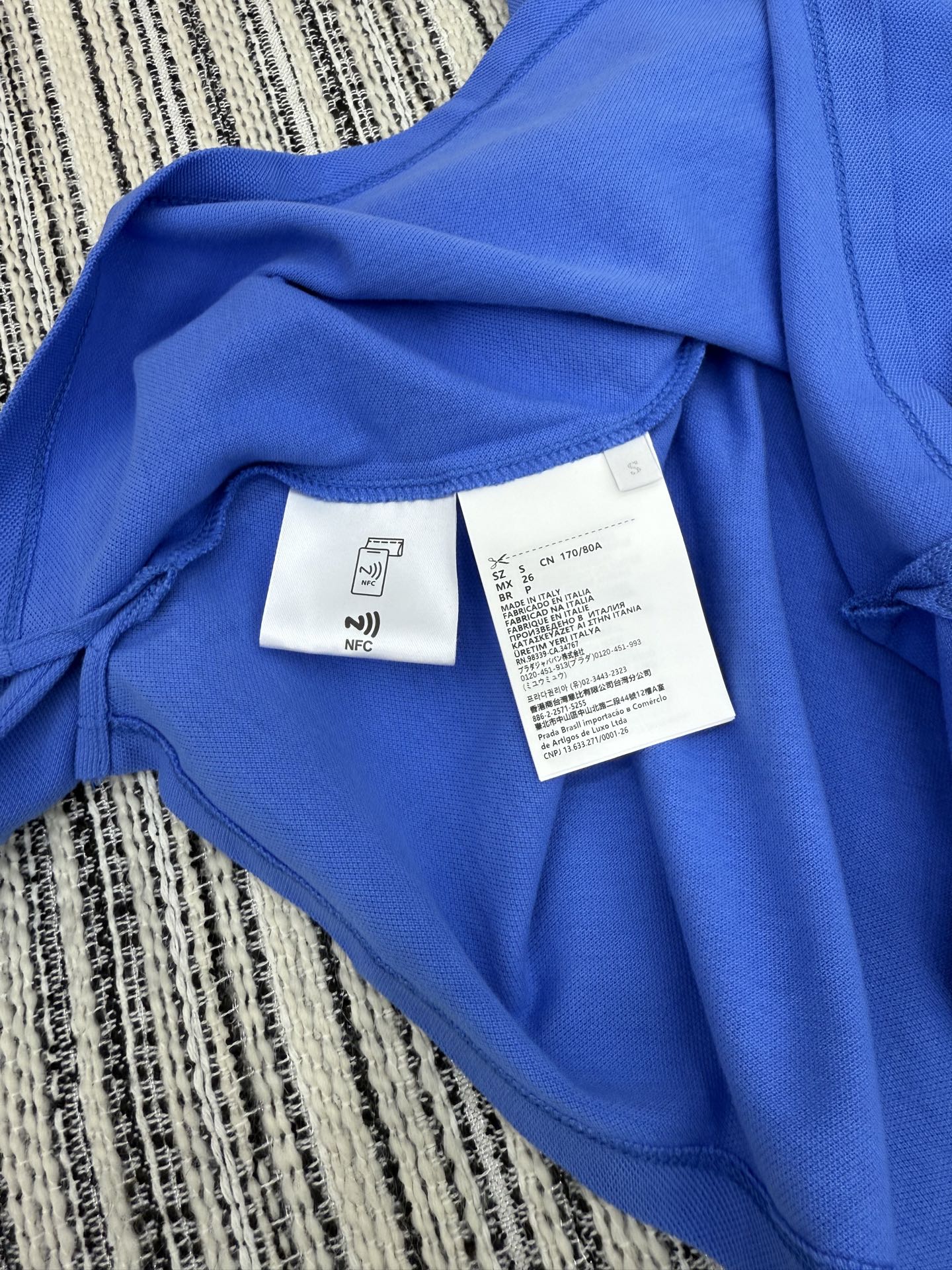 🛒𝐍𝐄𝐖 · 𝟐𝟎𝟐5/爆款现货

【原版定制】Miu Mi*｜25早春专柜长袖棉质上衣
撞色小翻领，设