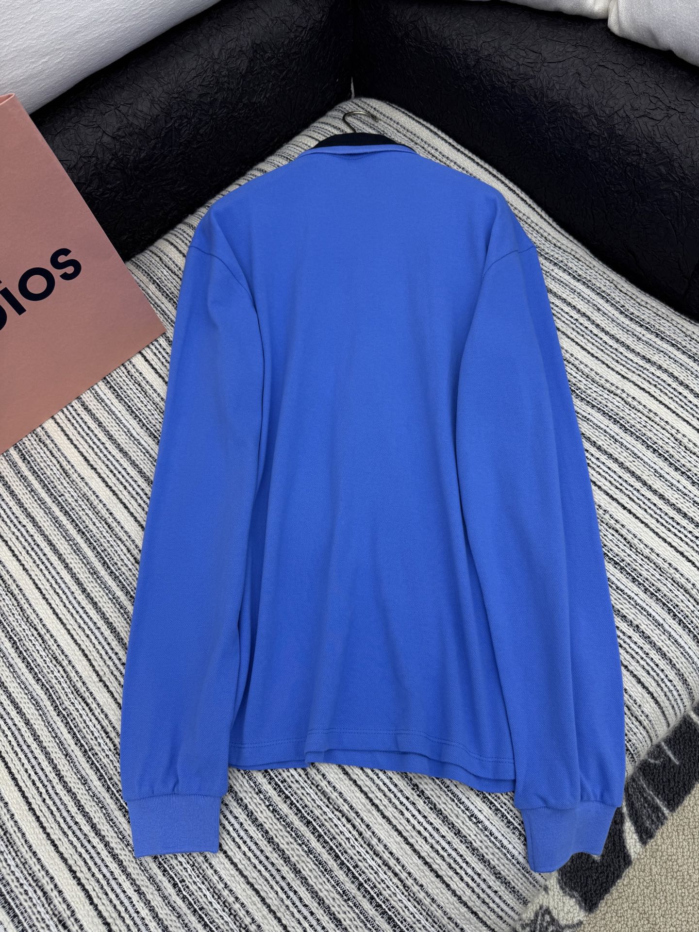🛒𝐍𝐄𝐖 · 𝟐𝟎𝟐5/爆款现货

【原版定制】Miu Mi*｜25早春专柜长袖棉质上衣
撞色小翻领，设