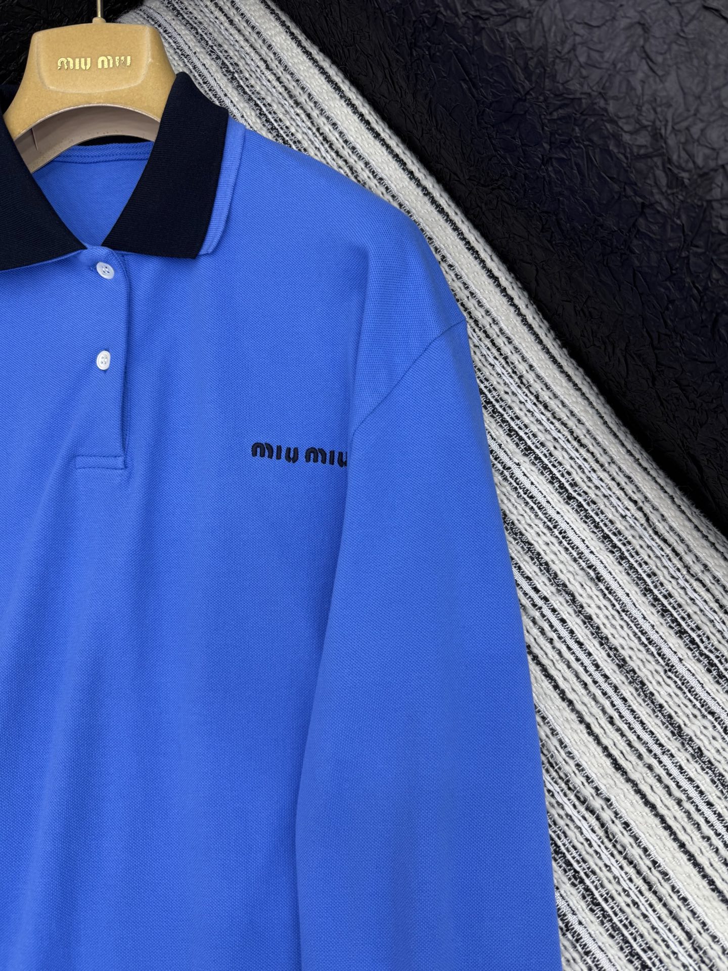 🛒𝐍𝐄𝐖 · 𝟐𝟎𝟐5/爆款现货

【原版定制】Miu Mi*｜25早春专柜长袖棉质上衣
撞色小翻领，设
