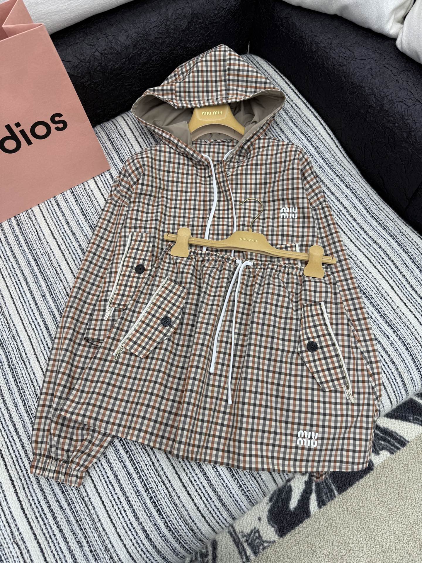 🛒𝐍𝐄𝐖 · 𝟐𝟎𝟐5/爆款现货

【原版定制】Miu Mi*｜经典拉链戴帽格纹薄外套➕抽绳半裙系列款
