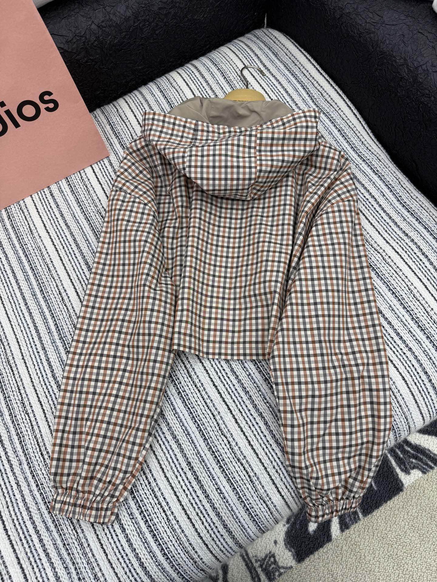 🛒𝐍𝐄𝐖 · 𝟐𝟎𝟐5/爆款现货

【原版定制】Miu Mi*｜经典拉链戴帽格纹薄外套➕抽绳半裙系列款
