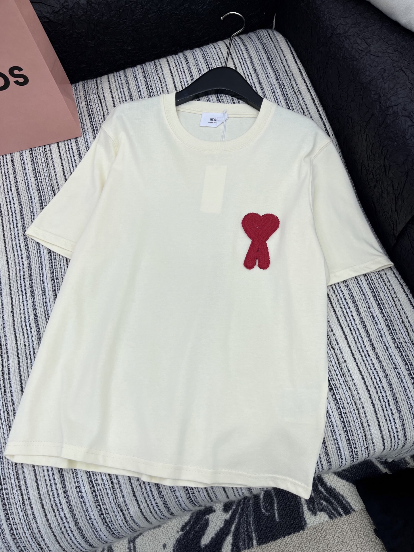 🛒𝐍𝐄𝐖 · 𝟐𝟎𝟐5/爆款现货

原单品质 Ami ｜ 25Ss早春新款 立体爱心刺绣圆领短袖T恤丨
