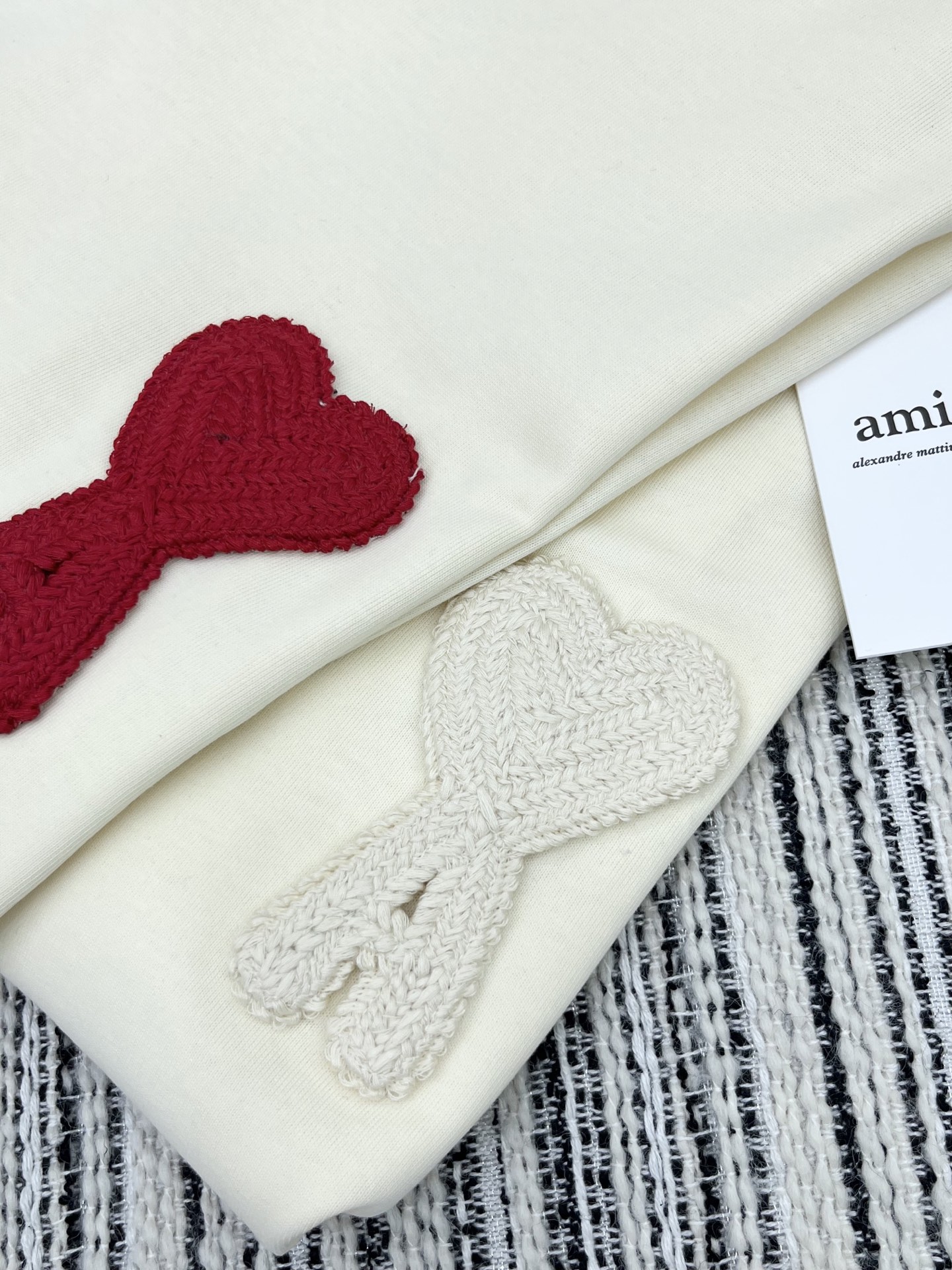 🛒𝐍𝐄𝐖 · 𝟐𝟎𝟐5/爆款现货

原单品质 Ami ｜ 25Ss早春新款 立体爱心刺绣圆领短袖T恤丨
