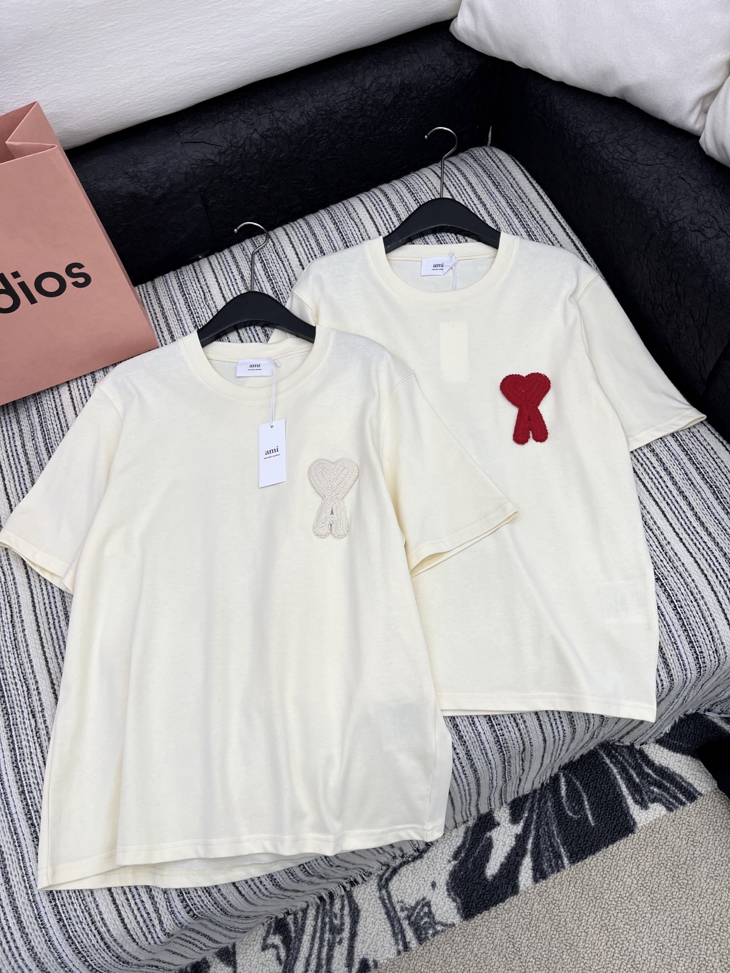 🛒𝐍𝐄𝐖 · 𝟐𝟎𝟐5/爆款现货

原单品质 Ami ｜ 25Ss早春新款 立体爱心刺绣圆领短袖T恤丨
