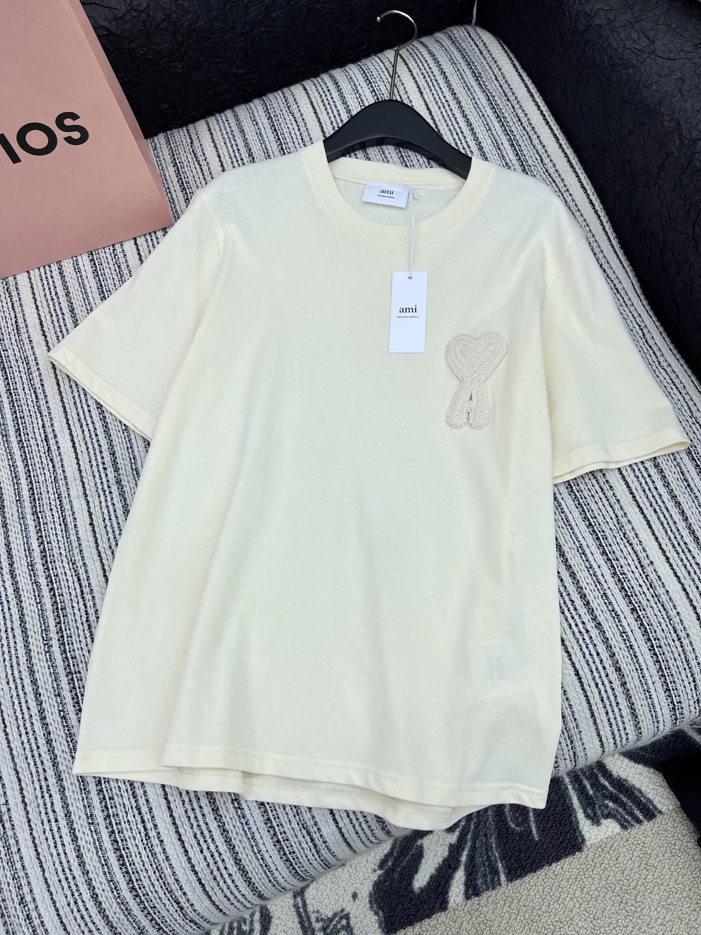 🛒𝐍𝐄𝐖 · 𝟐𝟎𝟐5/爆款现货

原单品质 Ami ｜ 25Ss早春新款 立体爱心刺绣圆领短袖T恤丨
