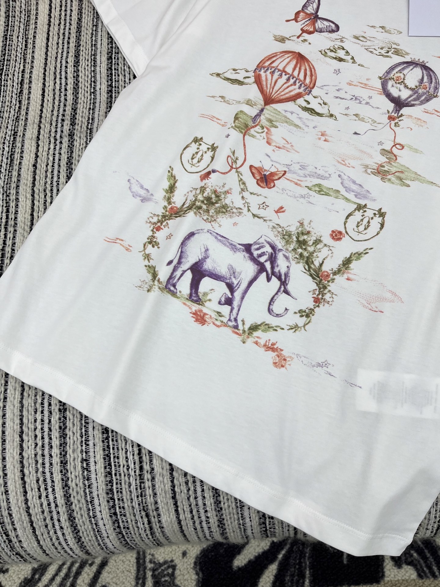 🛒𝐍𝐄𝐖 · 𝟐𝟎𝟐5/爆款现货

原单品质 Dio*｜25限定新品印花短袖T恤
精致常规版型上身巨显瘦