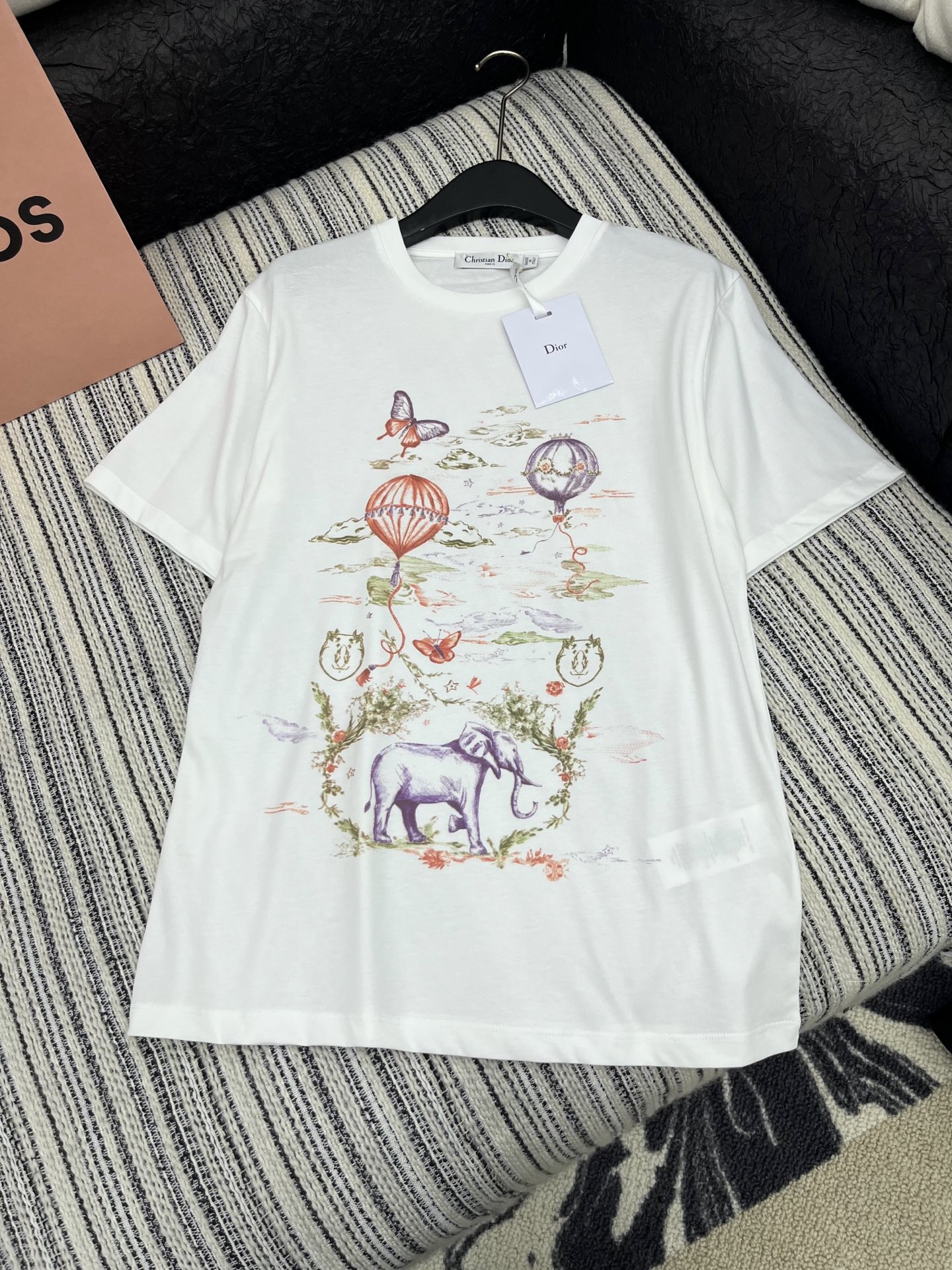 🛒𝐍𝐄𝐖 · 𝟐𝟎𝟐5/爆款现货

原单品质 Dio*｜25限定新品印花短袖T恤
精致常规版型上身巨显瘦