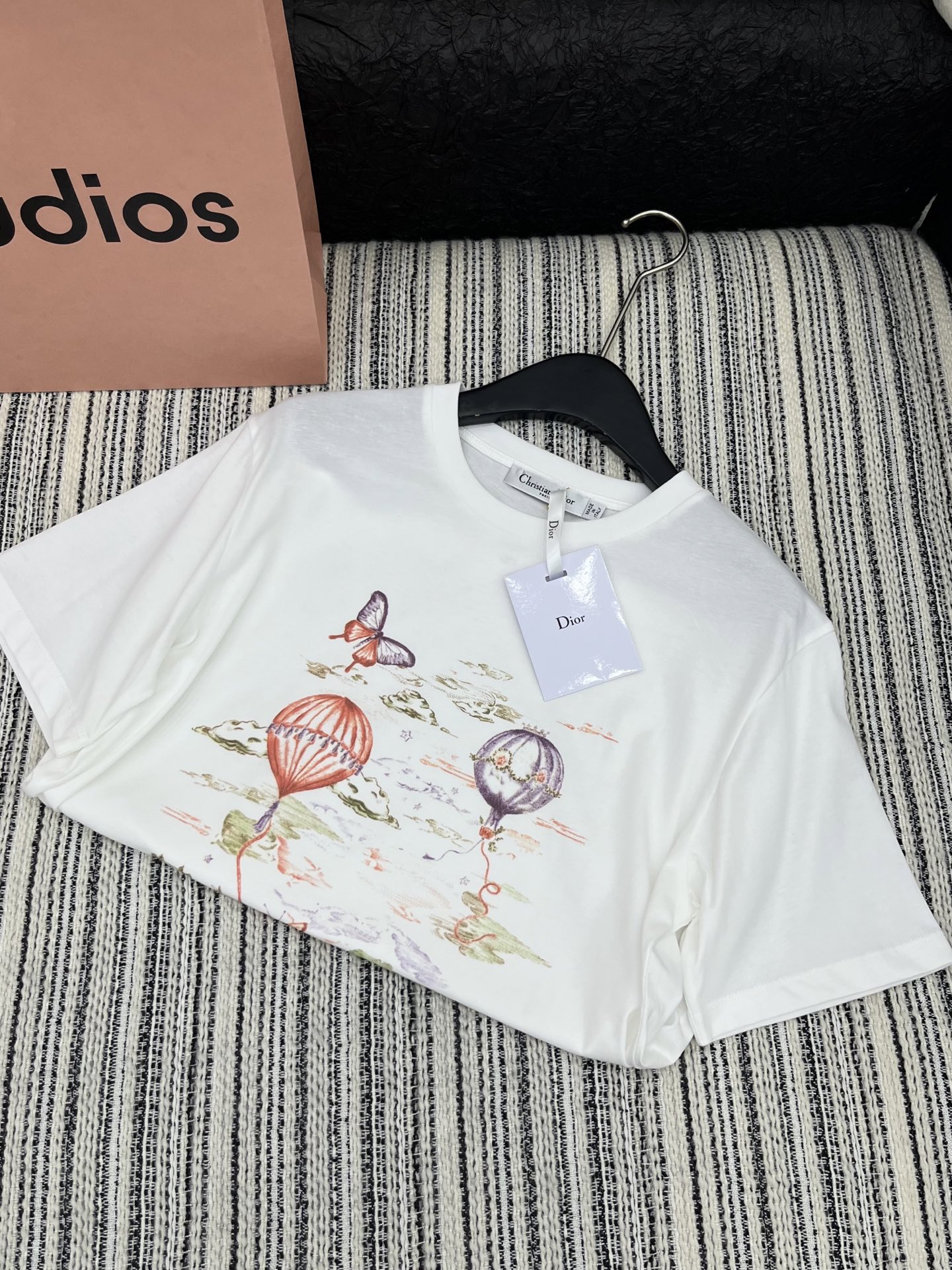 🛒𝐍𝐄𝐖 · 𝟐𝟎𝟐5/爆款现货

原单品质 Dio*｜25限定新品印花短袖T恤
精致常规版型上身巨显瘦