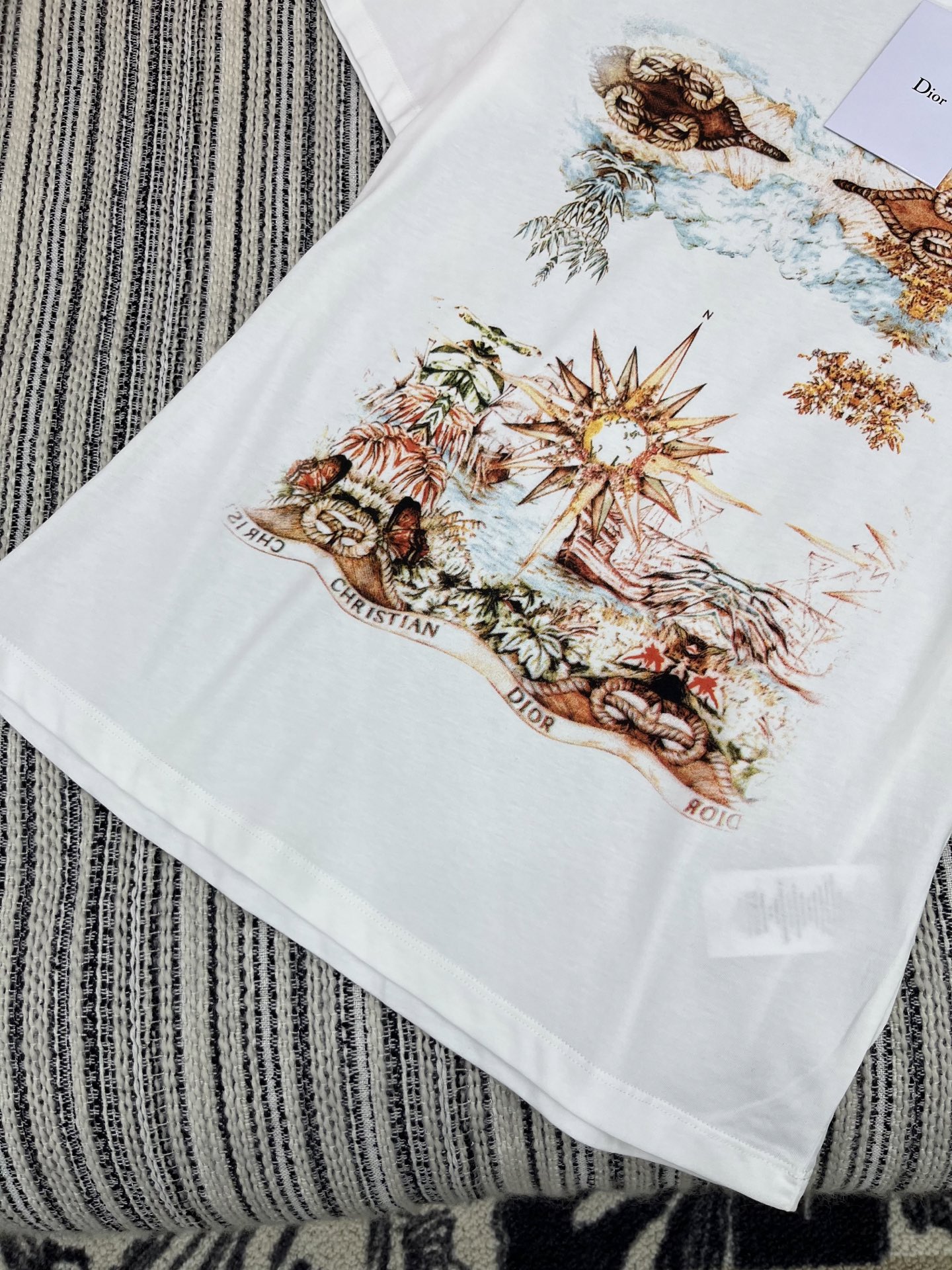 🛒𝐍𝐄𝐖 · 𝟐𝟎𝟐5/爆款现货

原单品质 Dio*｜25限定新品印花短袖T恤
精致常规版型上身巨显瘦