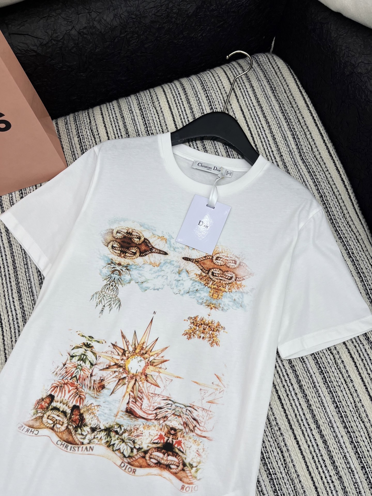 🛒𝐍𝐄𝐖 · 𝟐𝟎𝟐5/爆款现货

原单品质 Dio*｜25限定新品印花短袖T恤
精致常规版型上身巨显瘦