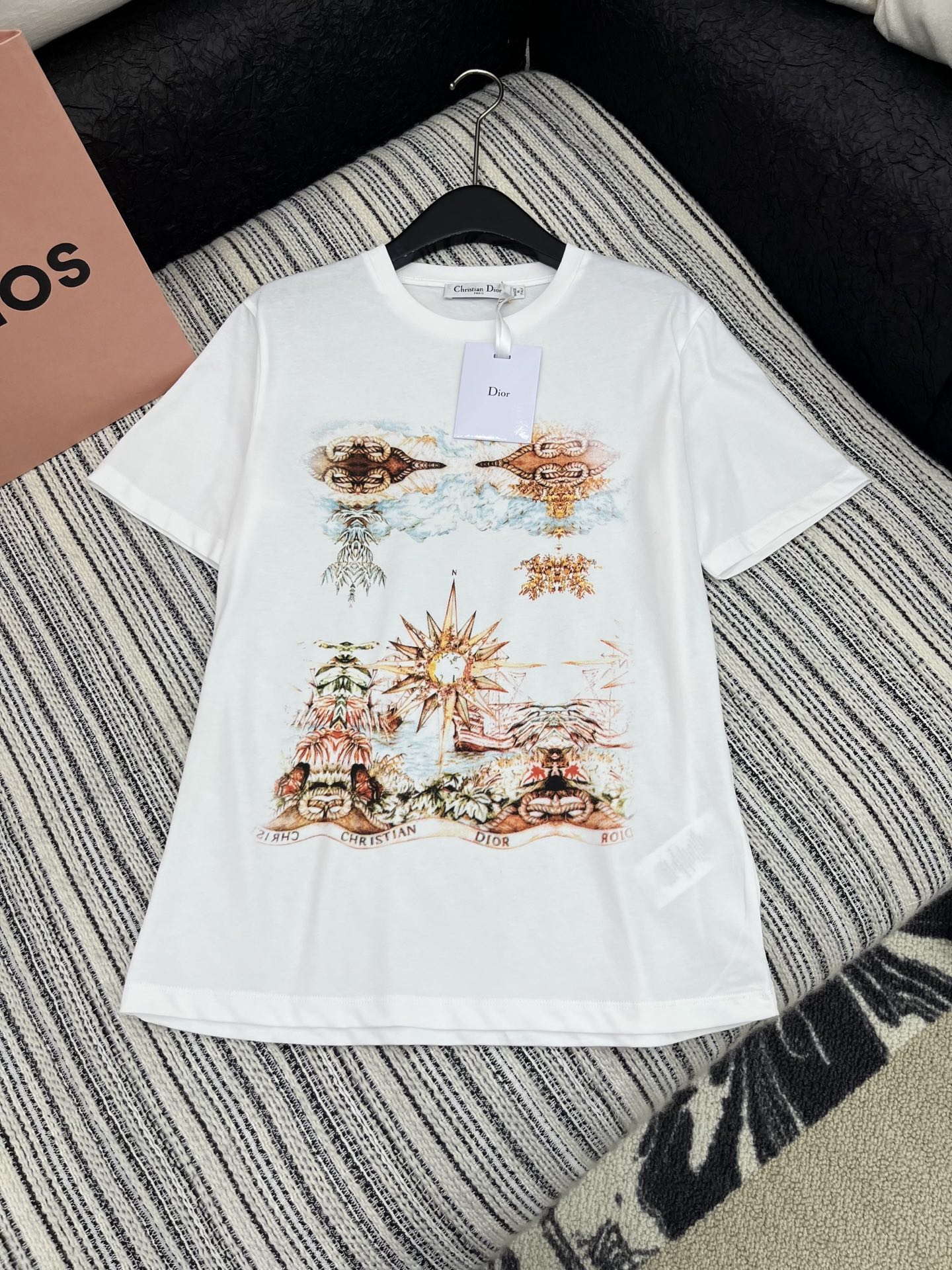 🛒𝐍𝐄𝐖 · 𝟐𝟎𝟐5/爆款现货

原单品质 Dio*｜25限定新品印花短袖T恤
精致常规版型上身巨显瘦