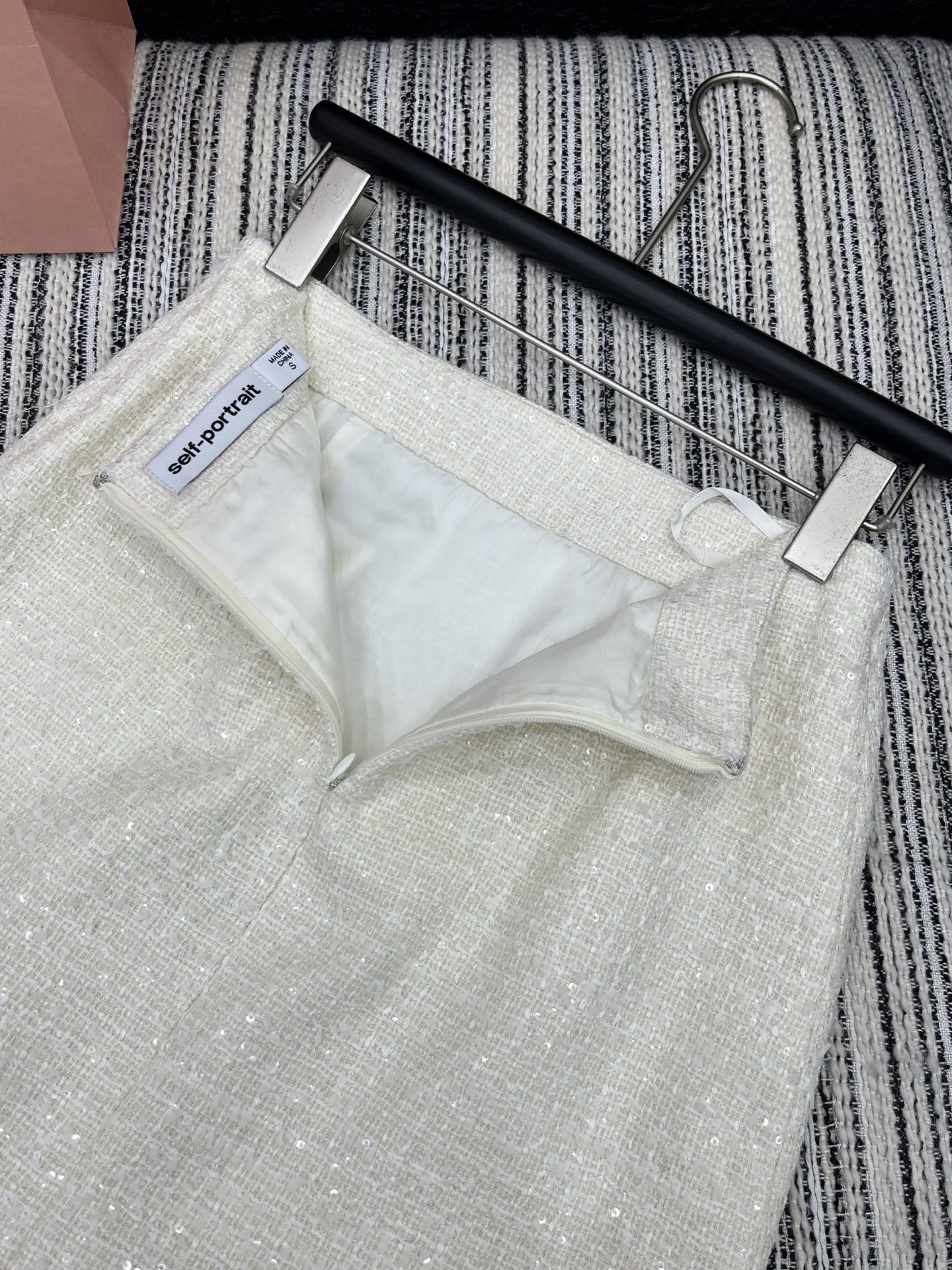 High-Quality Semi-Skirt Women’s Suit in White, Customizable YB Import Material - 图片 6