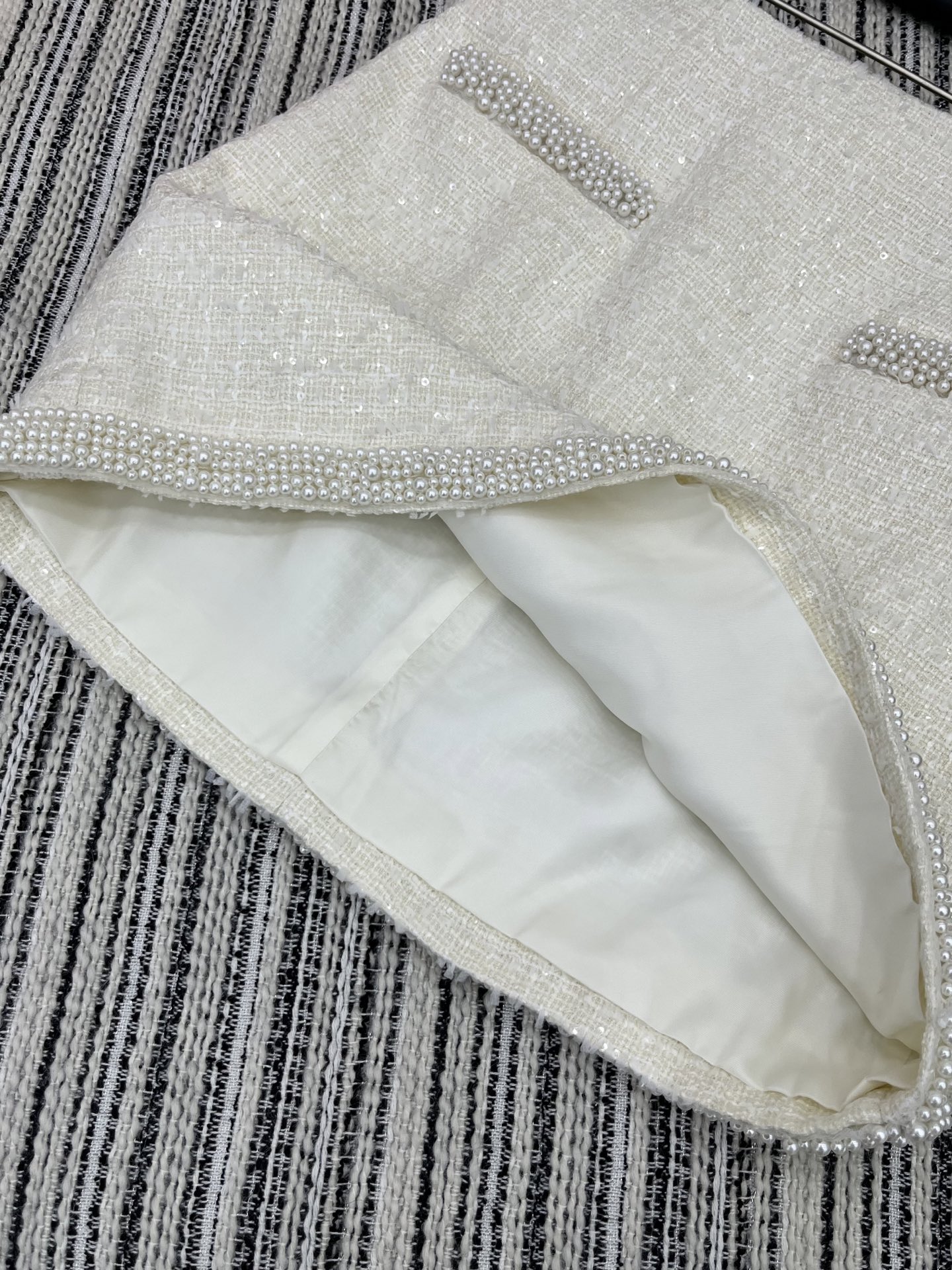 High-Quality Semi-Skirt Women’s Suit in White, Customizable YB Import Material - 图片 4