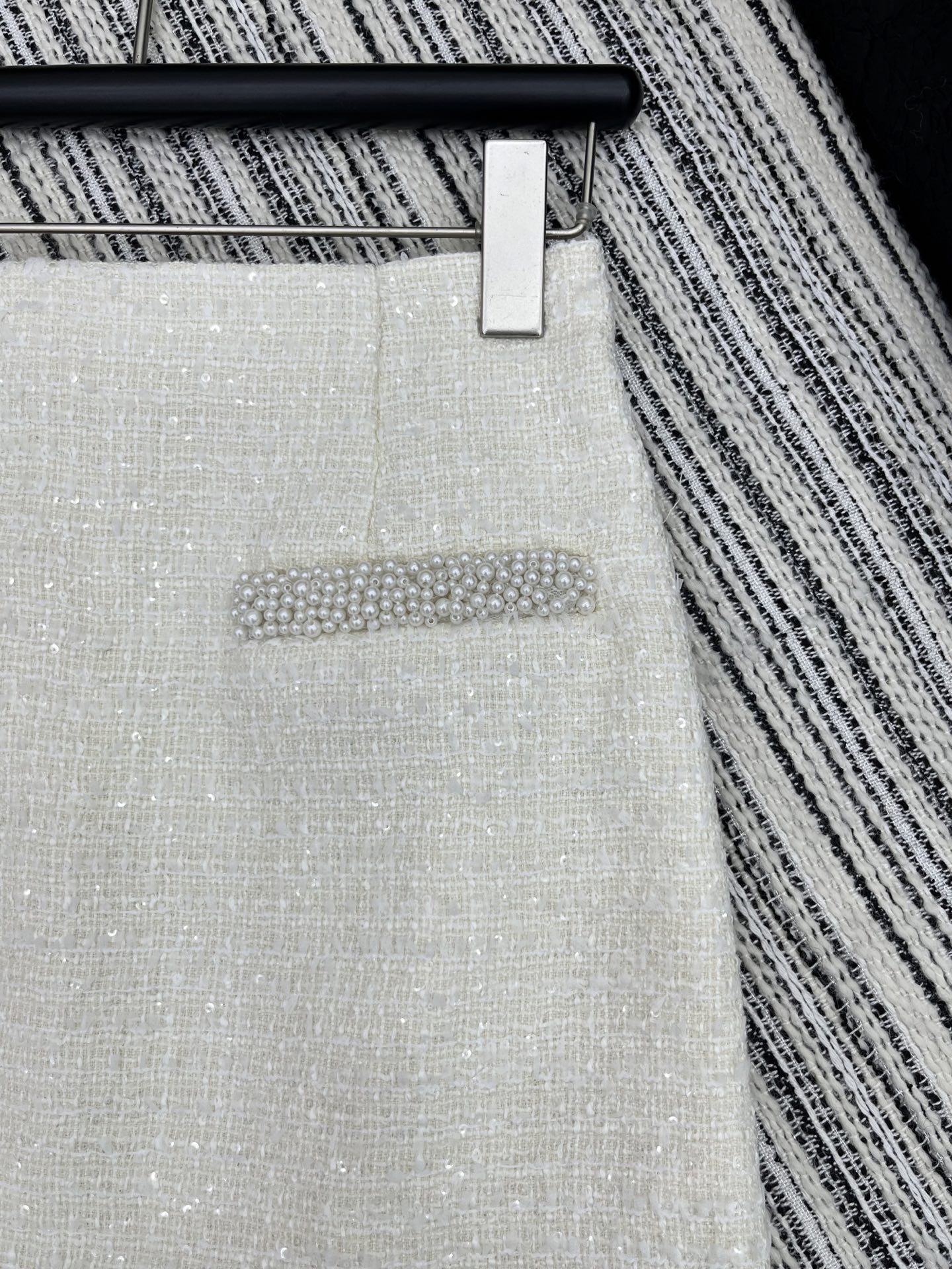 High-Quality Semi-Skirt Women’s Suit in White, Customizable YB Import Material - 图片 3
