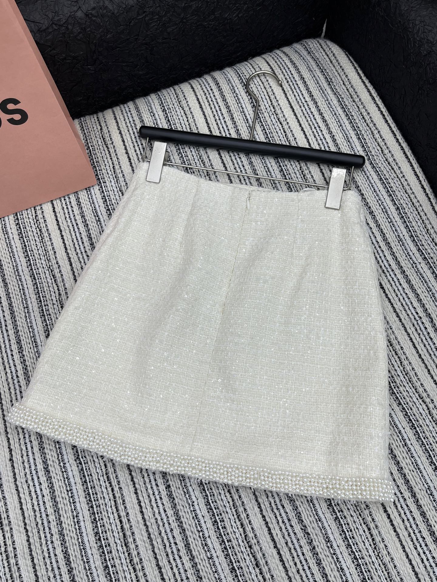 High-Quality Semi-Skirt Women’s Suit in White, Customizable YB Import Material - 图片 5
