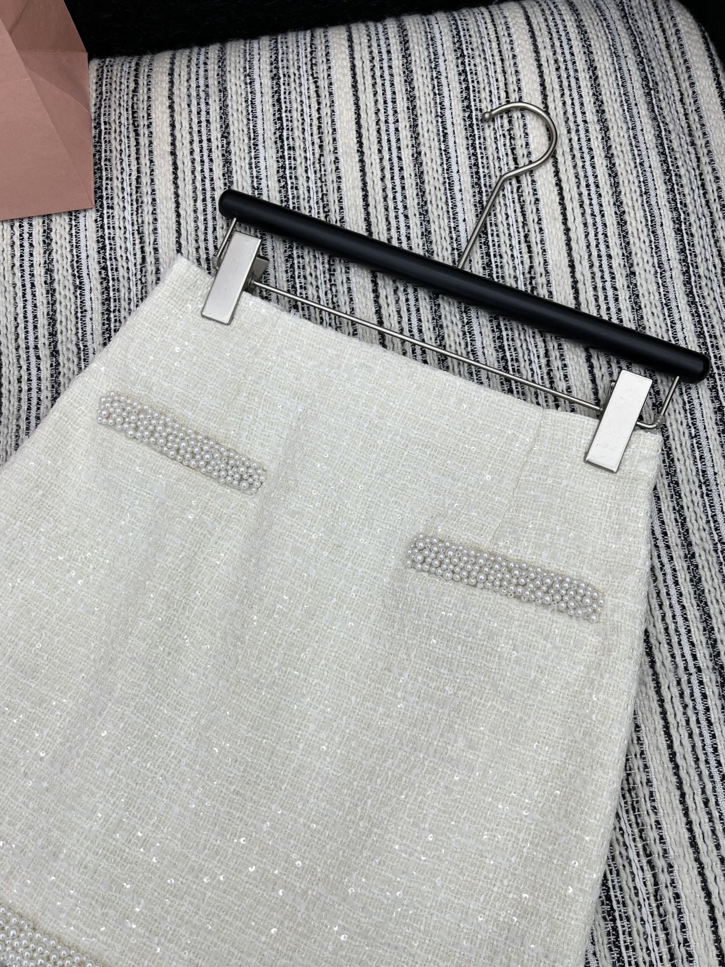 High-Quality Semi-Skirt Women’s Suit in White, Customizable YB Import Material - 图片 2