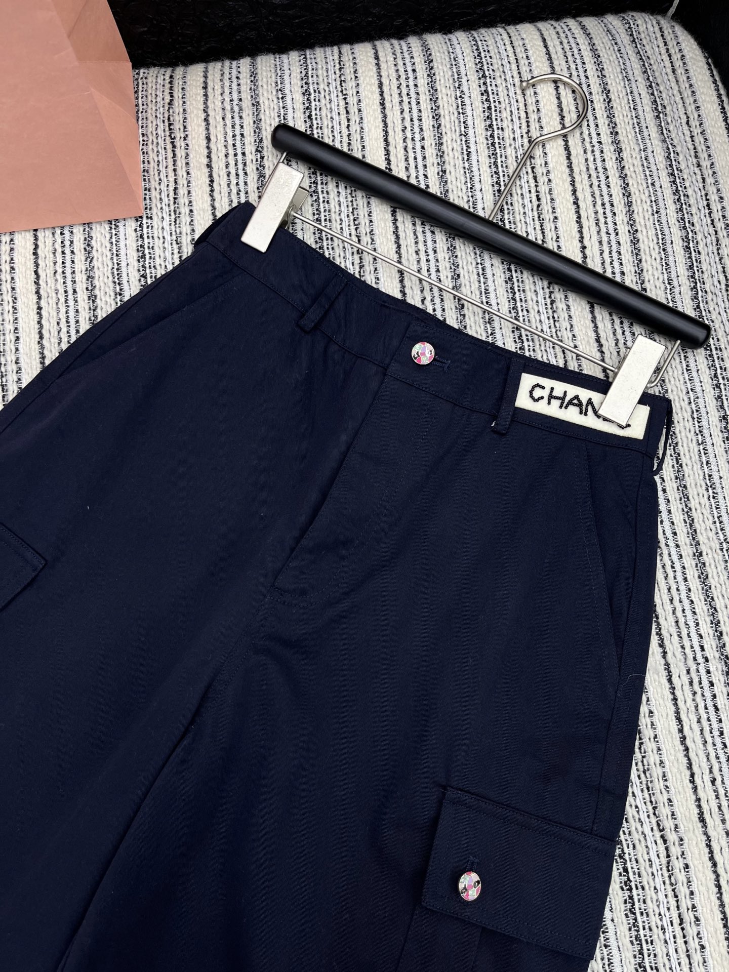 🛒𝐍𝐄𝐖 · 𝟐𝟎𝟐5/爆款现货

原单品质  Chane*｜25新款中古系列五分休闲裤
爆单系列款  