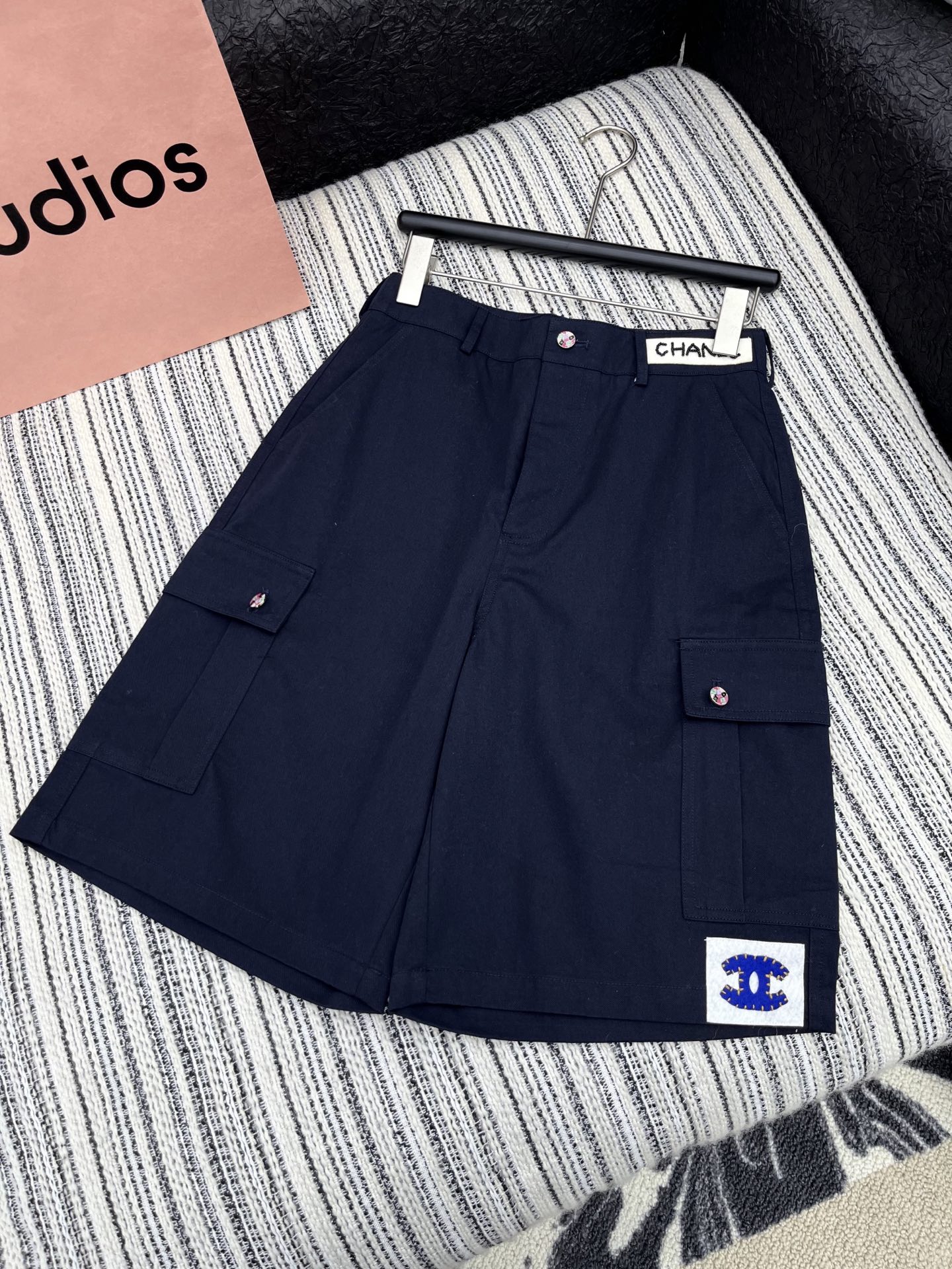 🛒𝐍𝐄𝐖 · 𝟐𝟎𝟐5/爆款现货

原单品质  Chane*｜25新款中古系列五分休闲裤
爆单系列款  