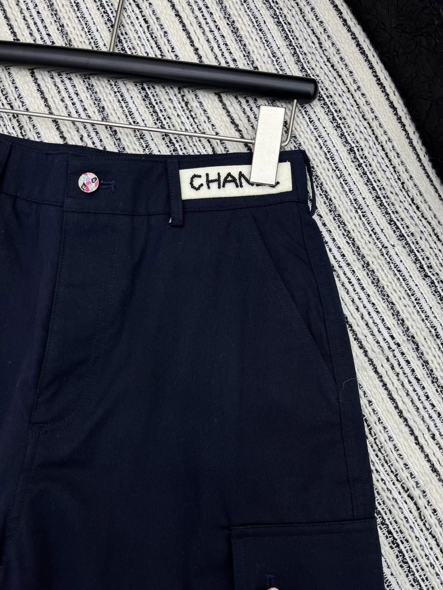 🛒𝐍𝐄𝐖 · 𝟐𝟎𝟐5/爆款现货

原单品质  Chane*｜25新款中古系列五分休闲裤
爆单系列款  