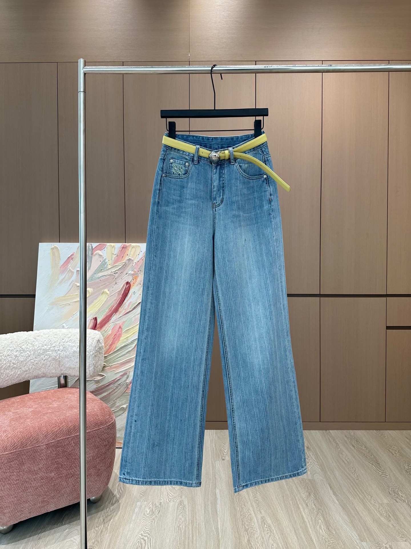 NO:325484,Loew*｜Contrast color belt straight jeans are made of high-end custom fabrics, which are very comfortable to wear, regular design, good inclusiveness, three-dimensional contrast embroidery adds visual charm, and the pattern of the pants will be very delicate, which is a very good fabric. Stretch denim has good moisture absorption and breathability, the cloth is soft and the feel is very smooth, making it a favorite choice for everyone. Blue SML, loewe, jeans, alexander wang19860909Loew*｜撞色腰带直筒牛仔裤 采用高端定制面料,牛仔穿起来非常舒适,常规设计,包容性好,立体撞色刺绣增添视觉魅力,而且裤子的纹路会非常细腻,是非常好的面料 弹力牛仔具有良好的吸湿性和透气性,布面光泽柔和,手感也非常细滑,成为众人最爱的选择 蓝色SML,,loewe,jeans,alexander wang,Women's clothing