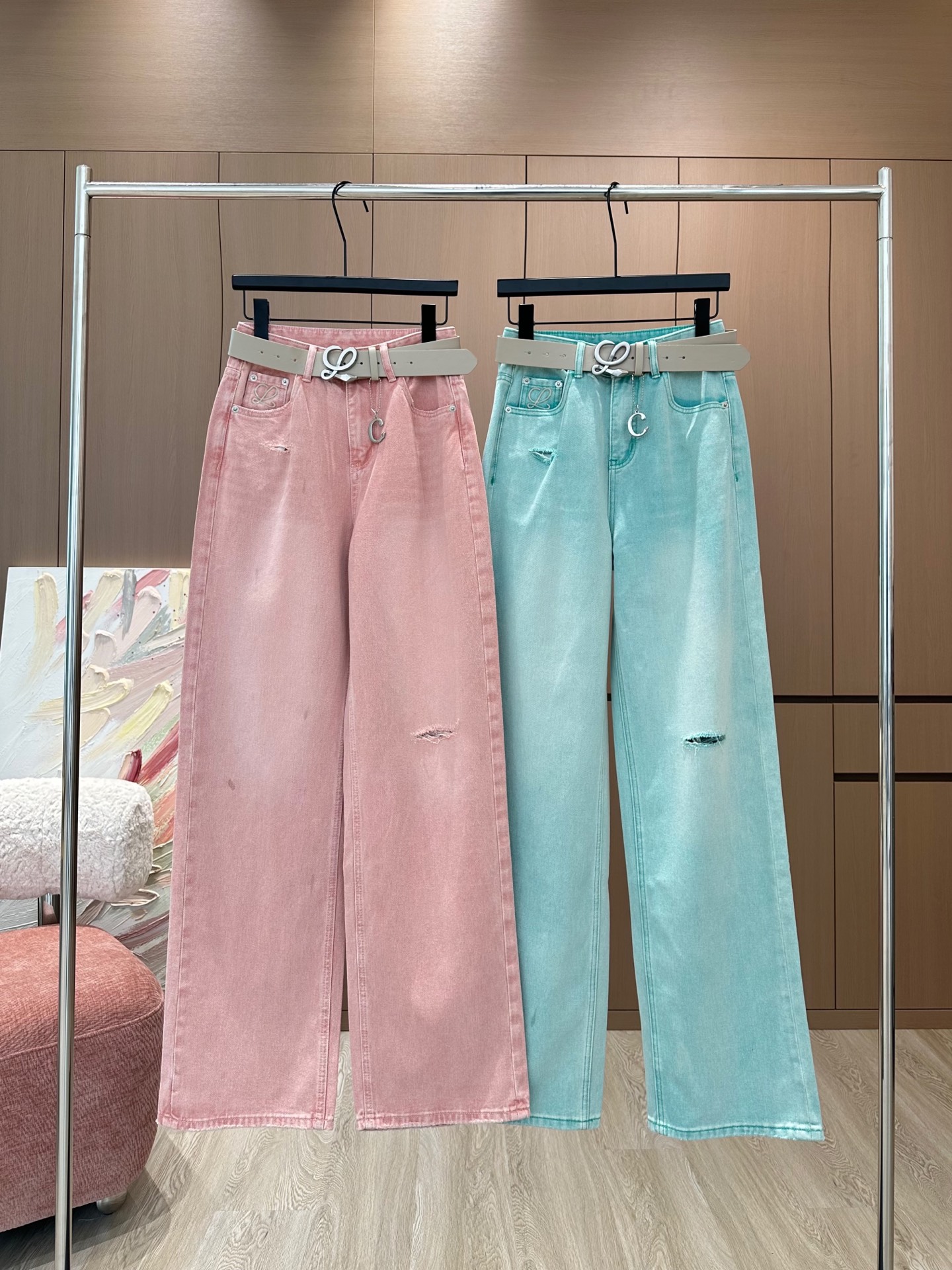 NO:325473,Loew*｜Rooted straight jeans are made of high-end custom fabrics, which are very comfortable to wear, regular design, good inclusiveness, three-dimensional contrasting embroidery adds visual charm, and the pattern of the pants will be very delicate, which is a very good fabric. Stretch denim has good moisture absorption and breathability, the cloth is soft and the feel is very smooth, making it a favorite choice for everyone. Blue green | Pink SML AA,,loewe,jeans,alexander wang19860909Loew*｜破洞直筒牛仔裤 采用高端定制面料,牛仔穿起来非常舒适,常规设计,包容性好,立体撞色刺绣增添视觉魅力,而且裤子的纹路会非常细腻,是非常好的面料 弹力牛仔具有良好的吸湿性和透气性,布面光泽柔和,手感也非常细滑,成为众人最爱的选择 蓝绿色｜粉色 SML AA,,loewe,jeans,alexander wang,Women's clothing