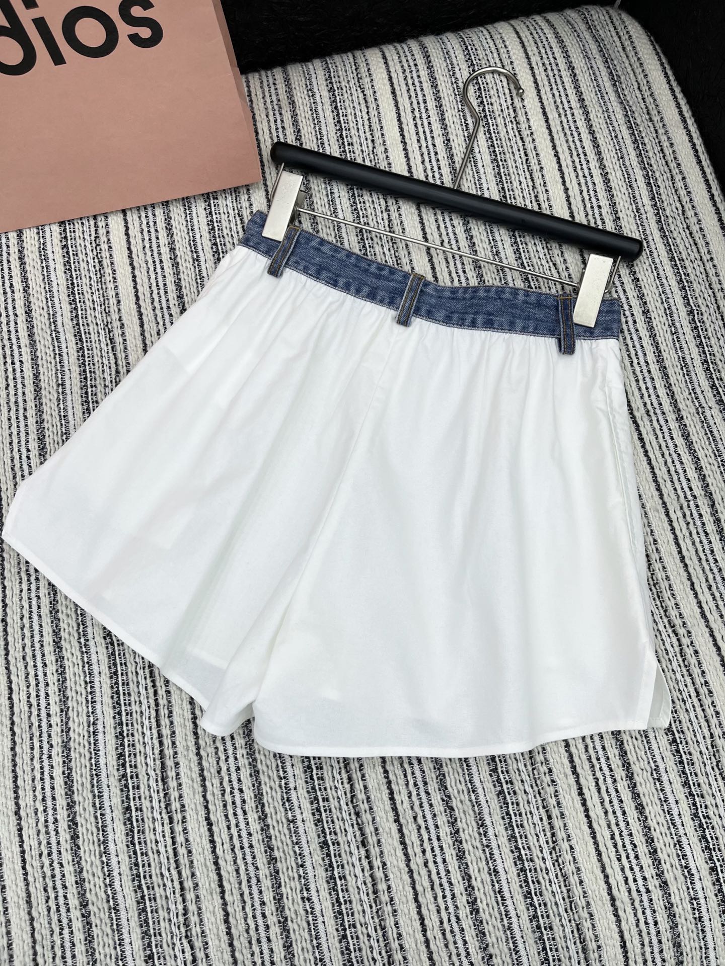 🛒𝐍𝐄𝐖 · 𝟐𝟎𝟐5/爆款现货

原单高品质  Alex*｜25新款休闲短裤
颜色百搭高级 定制牛仔拼