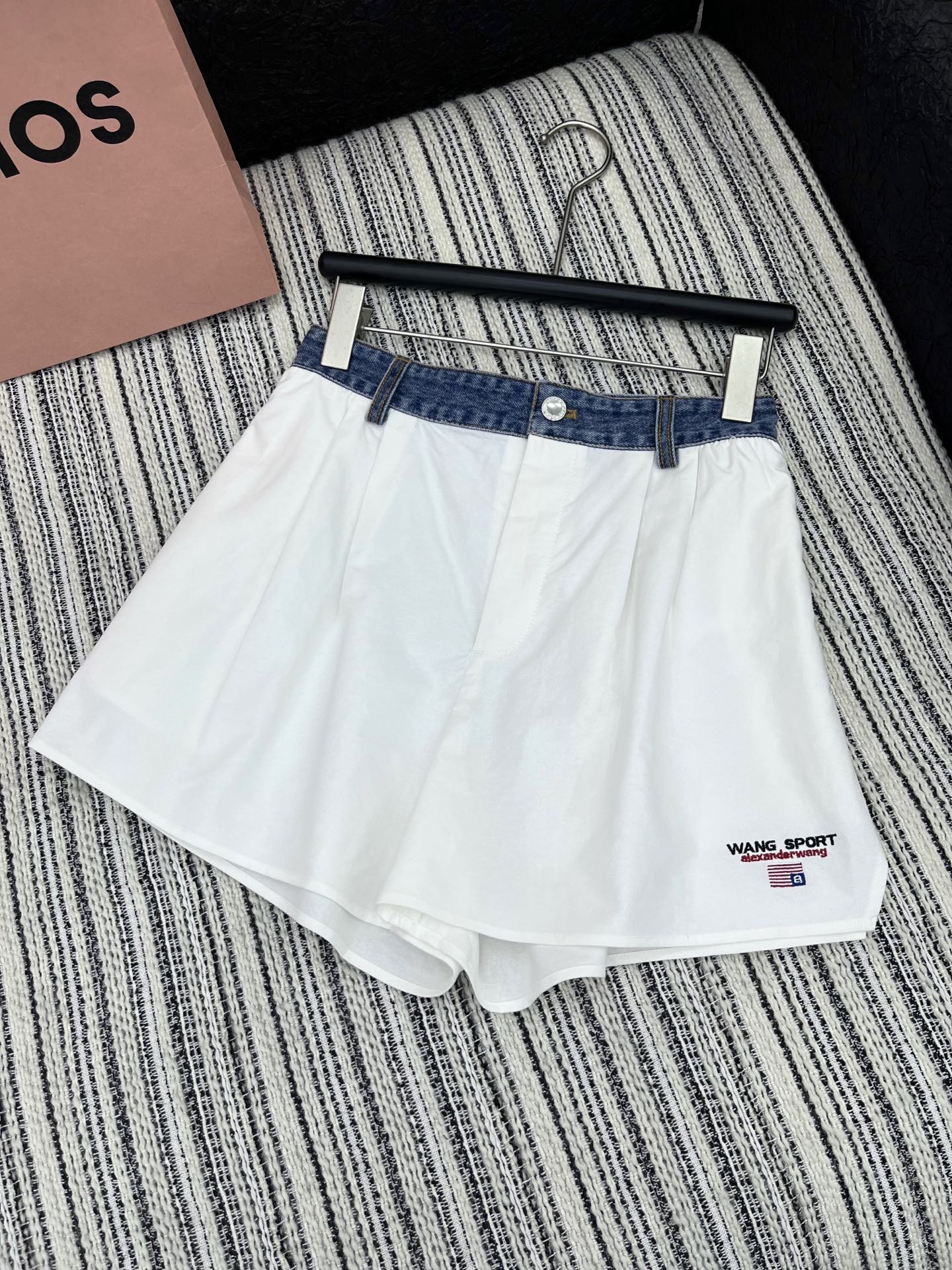 🛒𝐍𝐄𝐖 · 𝟐𝟎𝟐5/爆款现货

原单高品质  Alex*｜25新款休闲短裤
颜色百搭高级 定制牛仔拼