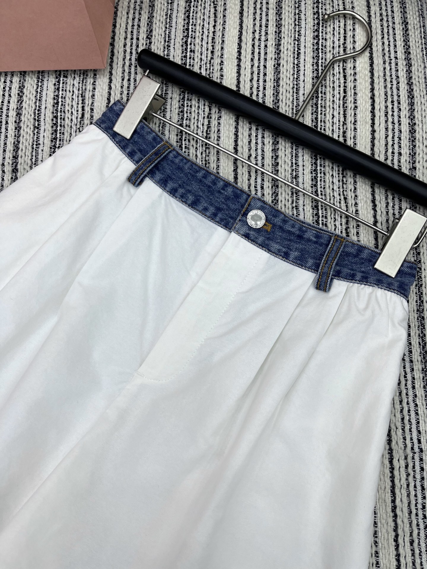 🛒𝐍𝐄𝐖 · 𝟐𝟎𝟐5/爆款现货

原单高品质  Alex*｜25新款休闲短裤
颜色百搭高级 定制牛仔拼
