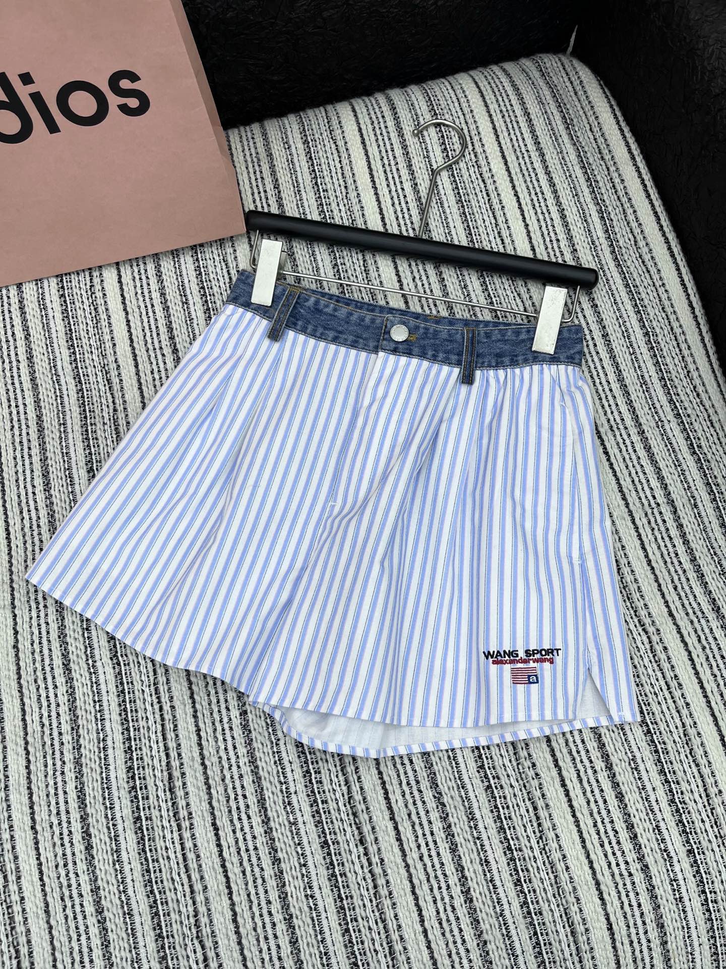 🛒𝐍𝐄𝐖 · 𝟐𝟎𝟐5/爆款现货

原单高品质  Alex*｜25新款休闲短裤
颜色百搭高级 定制牛仔拼