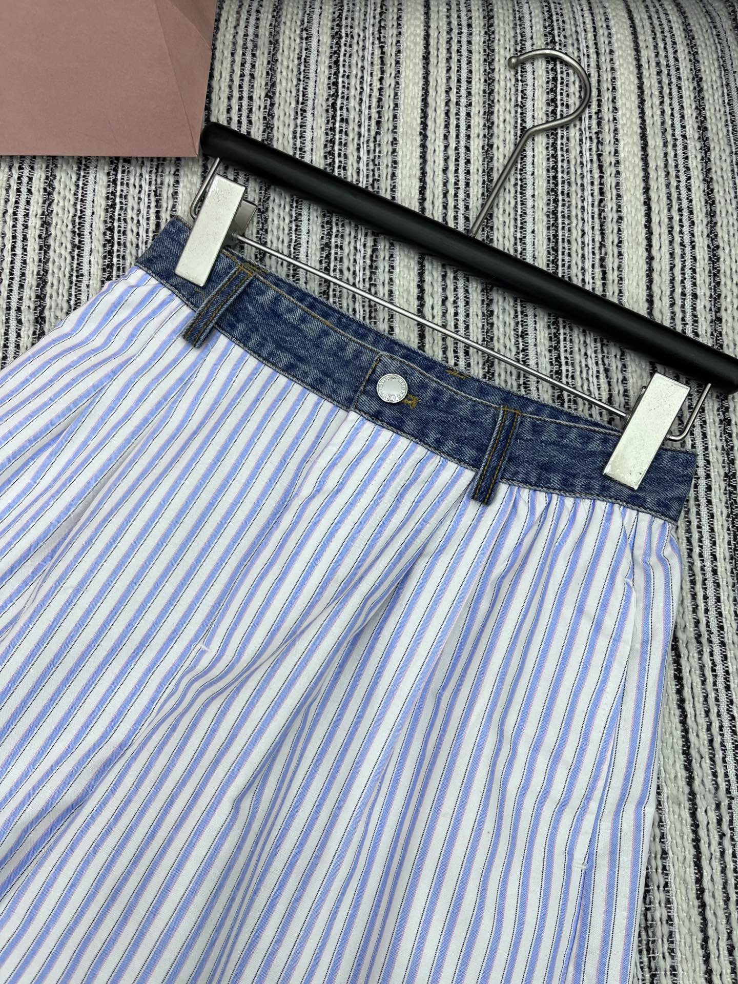 🛒𝐍𝐄𝐖 · 𝟐𝟎𝟐5/爆款现货

原单高品质  Alex*｜25新款休闲短裤
颜色百搭高级 定制牛仔拼