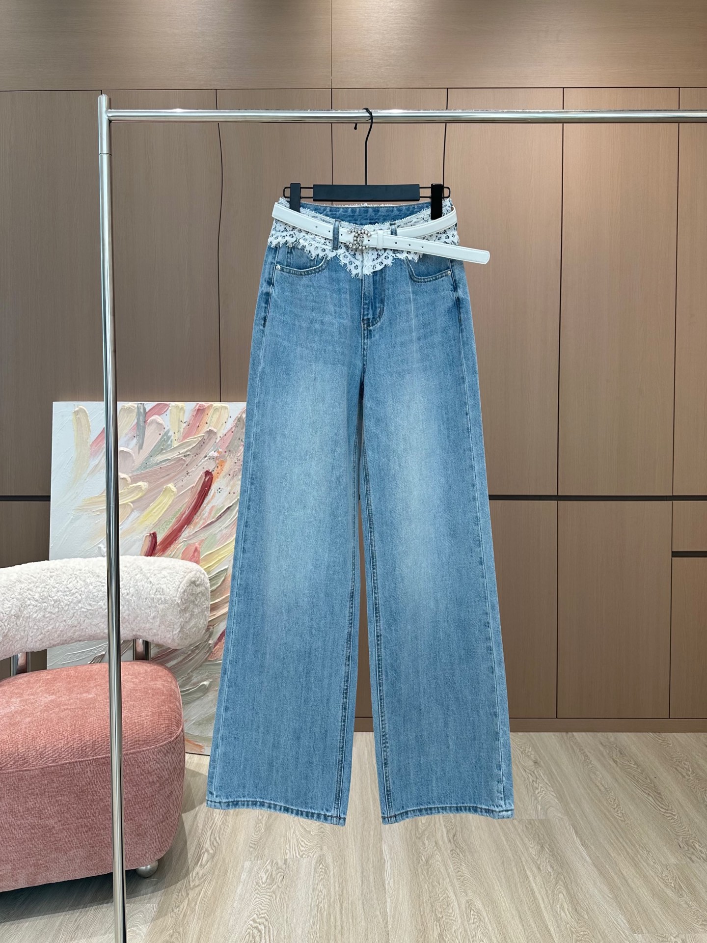 NO:325985,Chane *25 lace jeans Customized YB twill cotton denim material Contrast color splicing process Presents three-dimensional pattern Elegant and elegantly tailored leather brand straight trousers Cut the lines at the back waist complement each other Curved pockets highlight the waist lines Fashionable and eye-catching Daily commuting Can be matched with any item Customized surface accessories Definite version Blue SML, Chanel, jeans, alexander wang19860909Chane *25蕾丝花边牛仔裤 定制YB斜纹棉牛仔材质 撞色拼接工艺处理 呈现立体图案 高雅显气质 订制皮牌直筒长裤剪裁 后腰处线条呼应相得益彰 弧形口袋凸显腰部线条 时髦吸睛 日常通勤都 可搭配任何单品 定制面辅料 认准版本 蓝色 SML,,chanel,jeans,alexander wang,Women's clothing