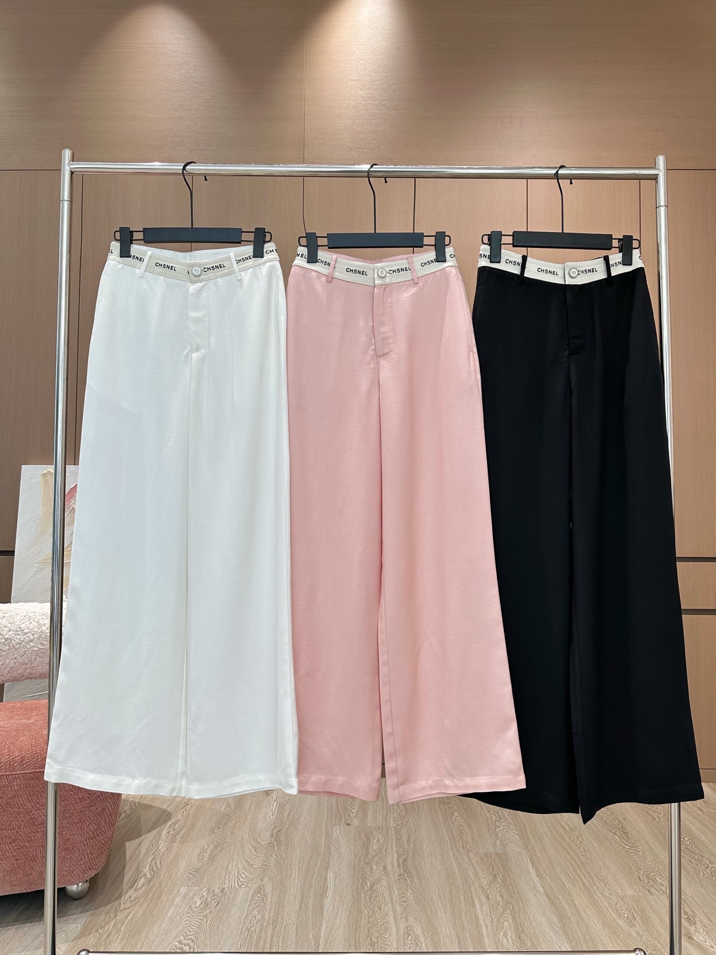 NO:325988,Chane*｜25 new contrasting webbing casual pants, versatile colors, high-end and customized belts show high-end and casual sense, visual feast, a versatile item that must be bought in all seasons, customized fabrics, great texture, full of lazy style, goddesses must be used as magical artifacts!  The style is versatile and not picky. It stretches the line proportions and makes the upper body beautiful!  Workmanship quality depends on details White | Black | Pink SML AA, chanel, alexander wang19860909Chane*｜25新款撞色织带休闲裤 颜色百搭高级 定制腰带尽显高级随意感 视觉盛宴 四季必入的百搭单品 订制面料,质感巨好,慵懒范儿十足 女神必入神器！ 版型百搭不挑人 拉长线条比例 上身美的不要不要的！ 做工品质看细节 白色｜黑色｜粉色 SML AA,,chanel,alexander wang,Women's clothing