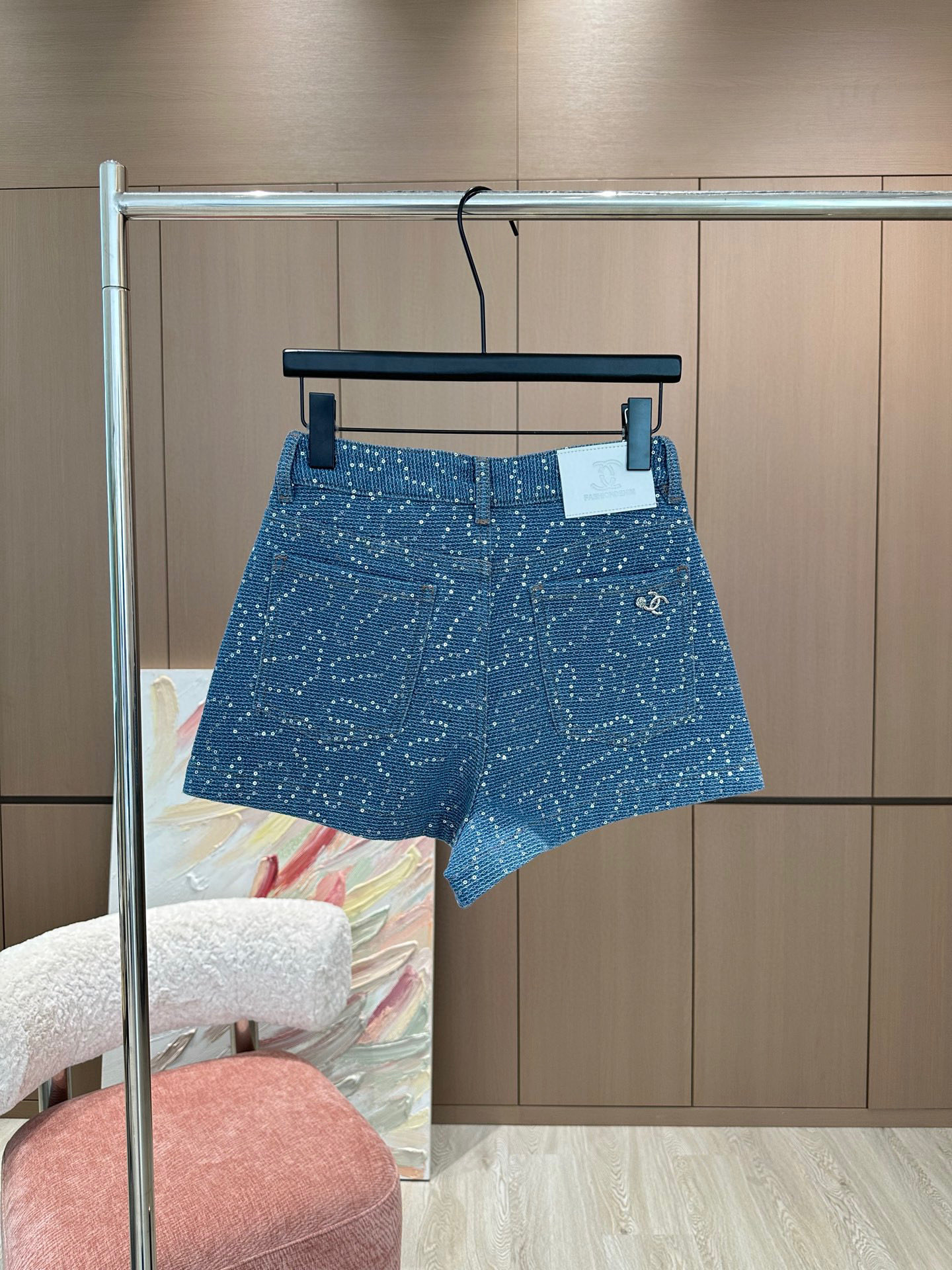 🛒𝐍𝐄𝐖 · 𝟐𝟎𝟐5/爆款现货

原单品质   Chane*｜重工烫钻牛仔短裤
采用高端定制面料，牛仔