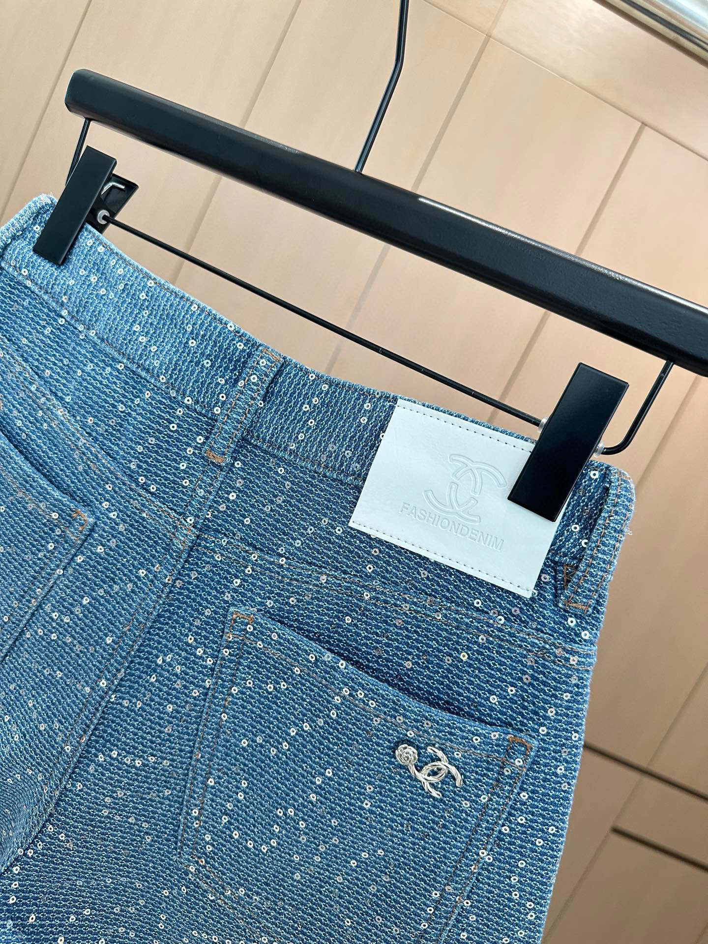 🛒𝐍𝐄𝐖 · 𝟐𝟎𝟐5/爆款现货

原单品质   Chane*｜重工烫钻牛仔短裤
采用高端定制面料，牛仔