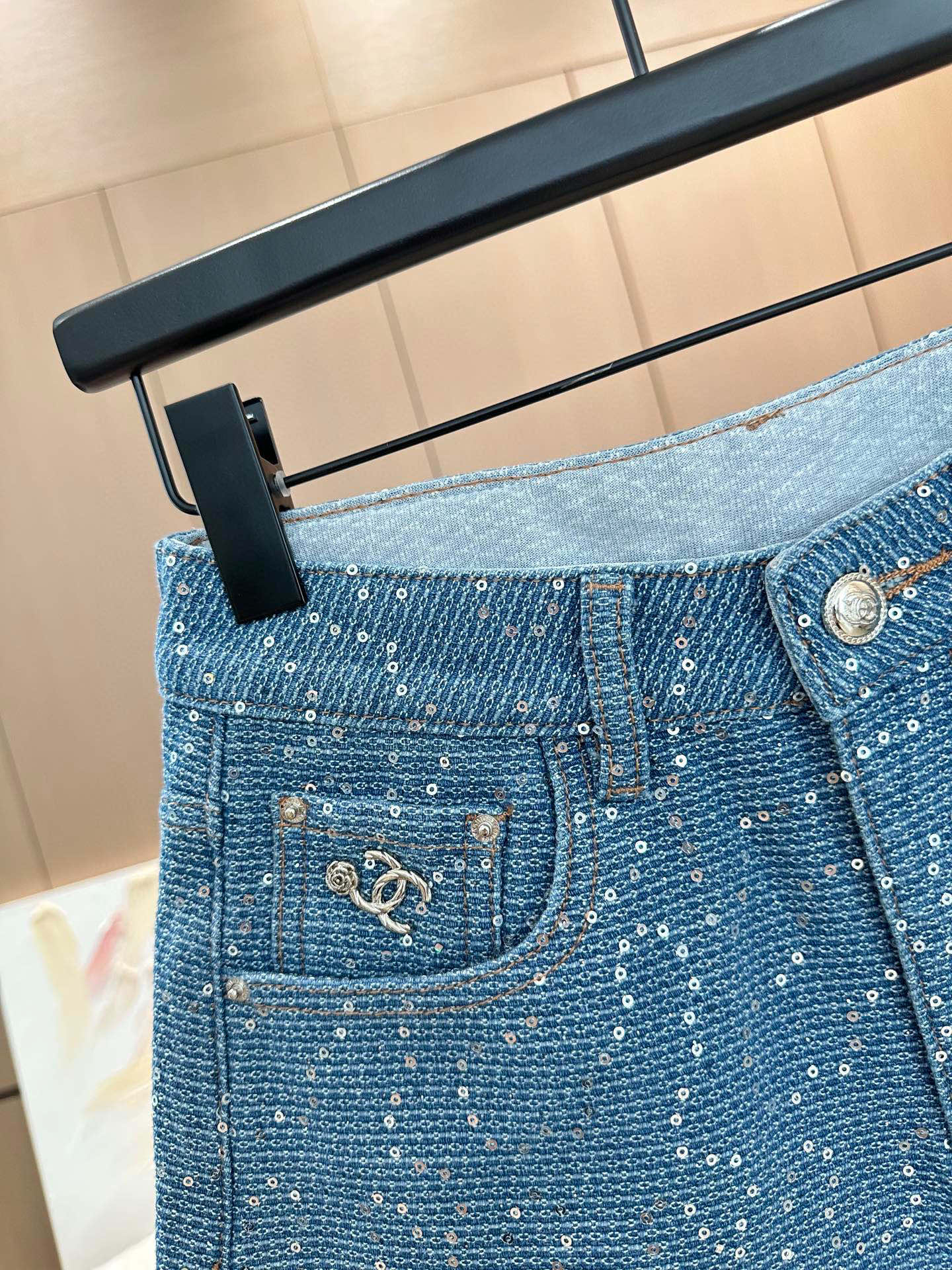 🛒𝐍𝐄𝐖 · 𝟐𝟎𝟐5/爆款现货

原单品质   Chane*｜重工烫钻牛仔短裤
采用高端定制面料，牛仔