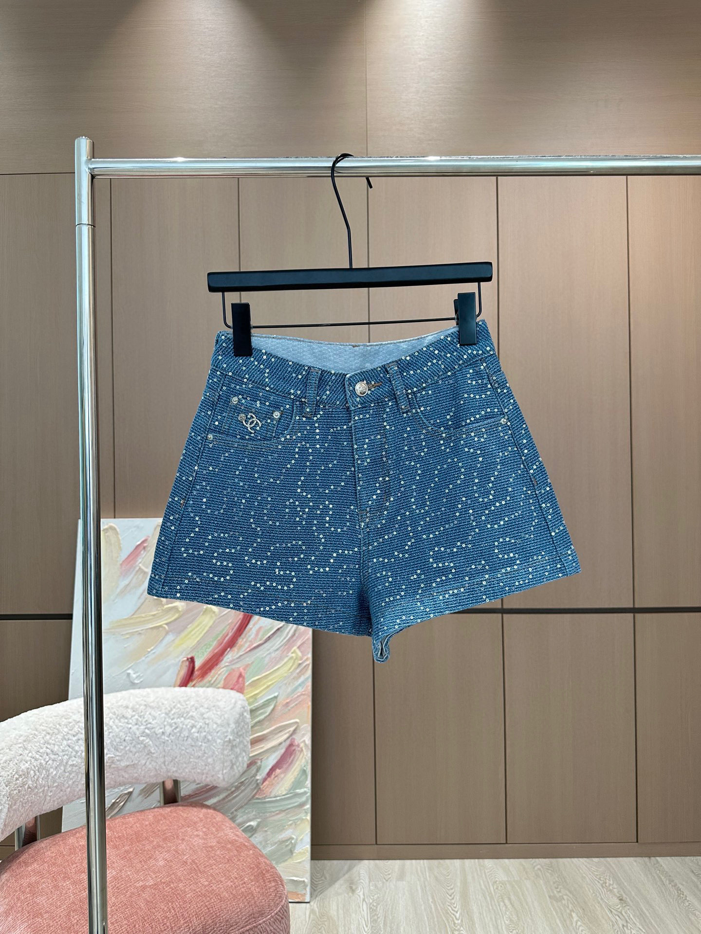 🛒𝐍𝐄𝐖 · 𝟐𝟎𝟐5/爆款现货

原单品质   Chane*｜重工烫钻牛仔短裤
采用高端定制面料，牛仔