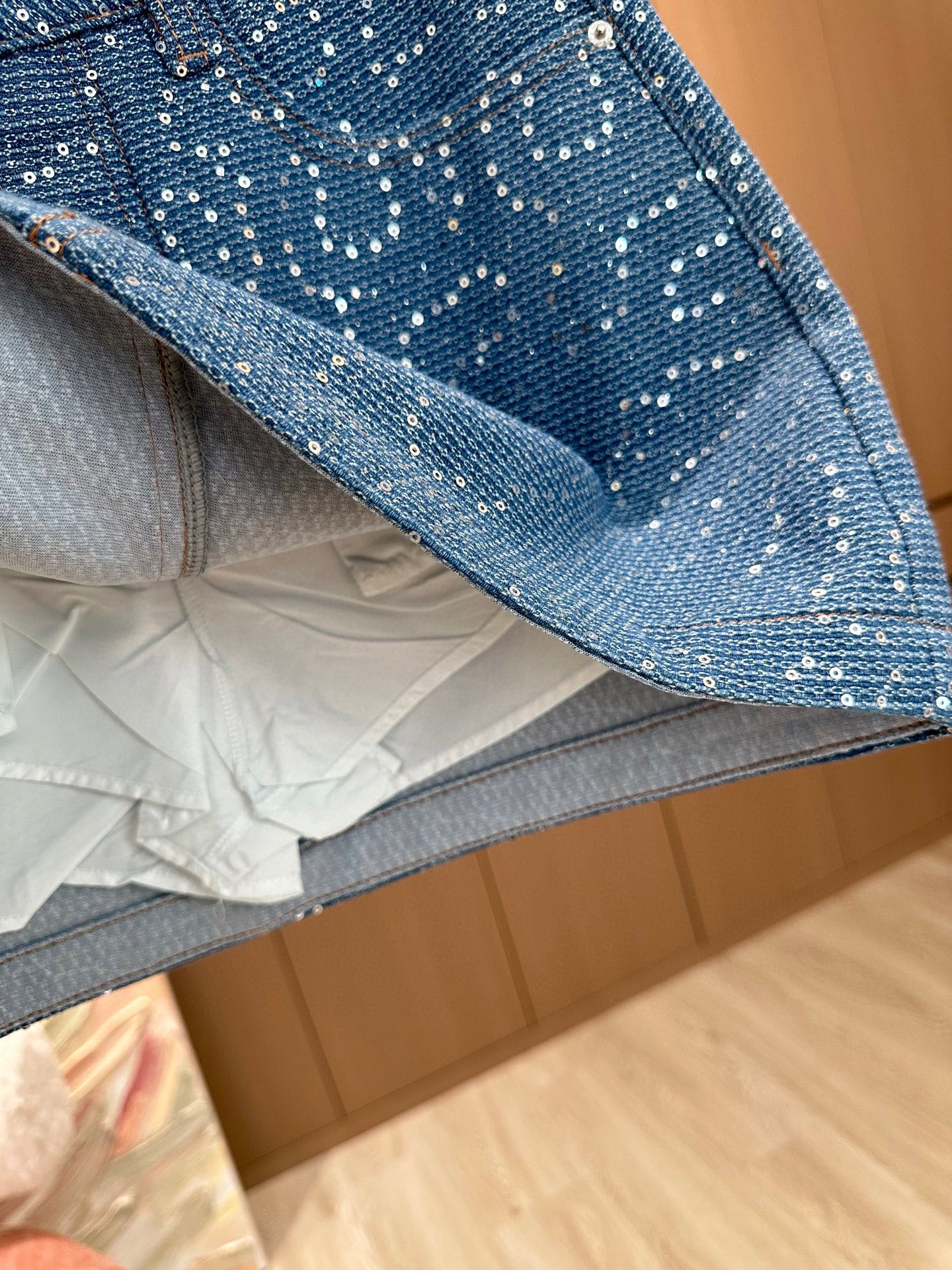 🛒𝐍𝐄𝐖 · 𝟐𝟎𝟐5/爆款现货

原单品质   Chane*｜重工烫钻牛仔半裙
采用高端定制面料，牛仔
