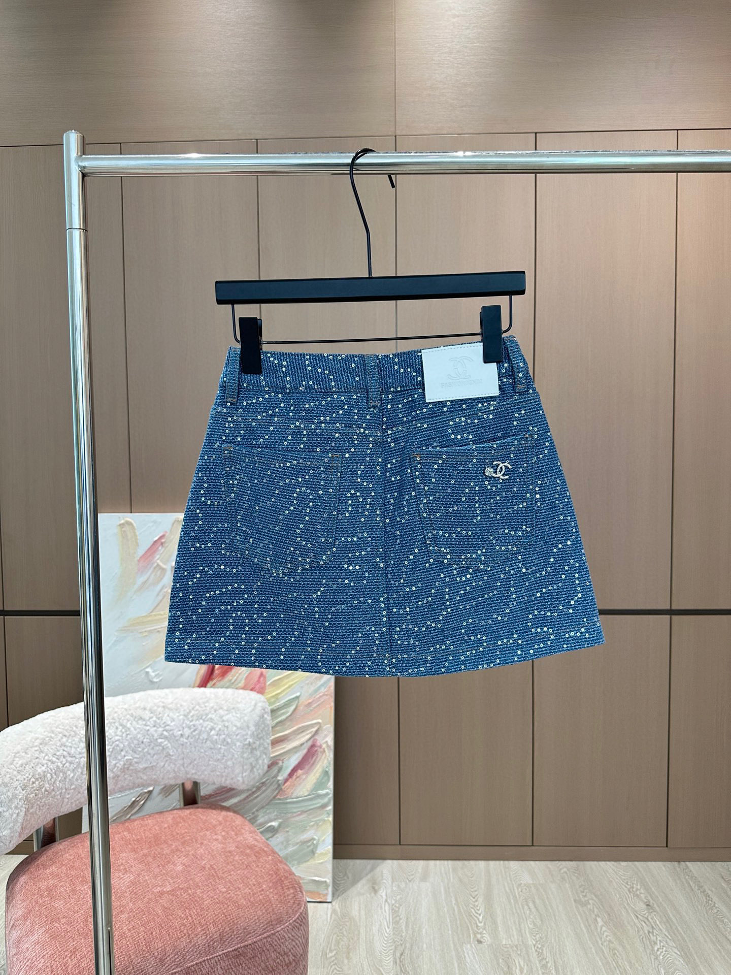 🛒𝐍𝐄𝐖 · 𝟐𝟎𝟐5/爆款现货

原单品质   Chane*｜重工烫钻牛仔半裙
采用高端定制面料，牛仔