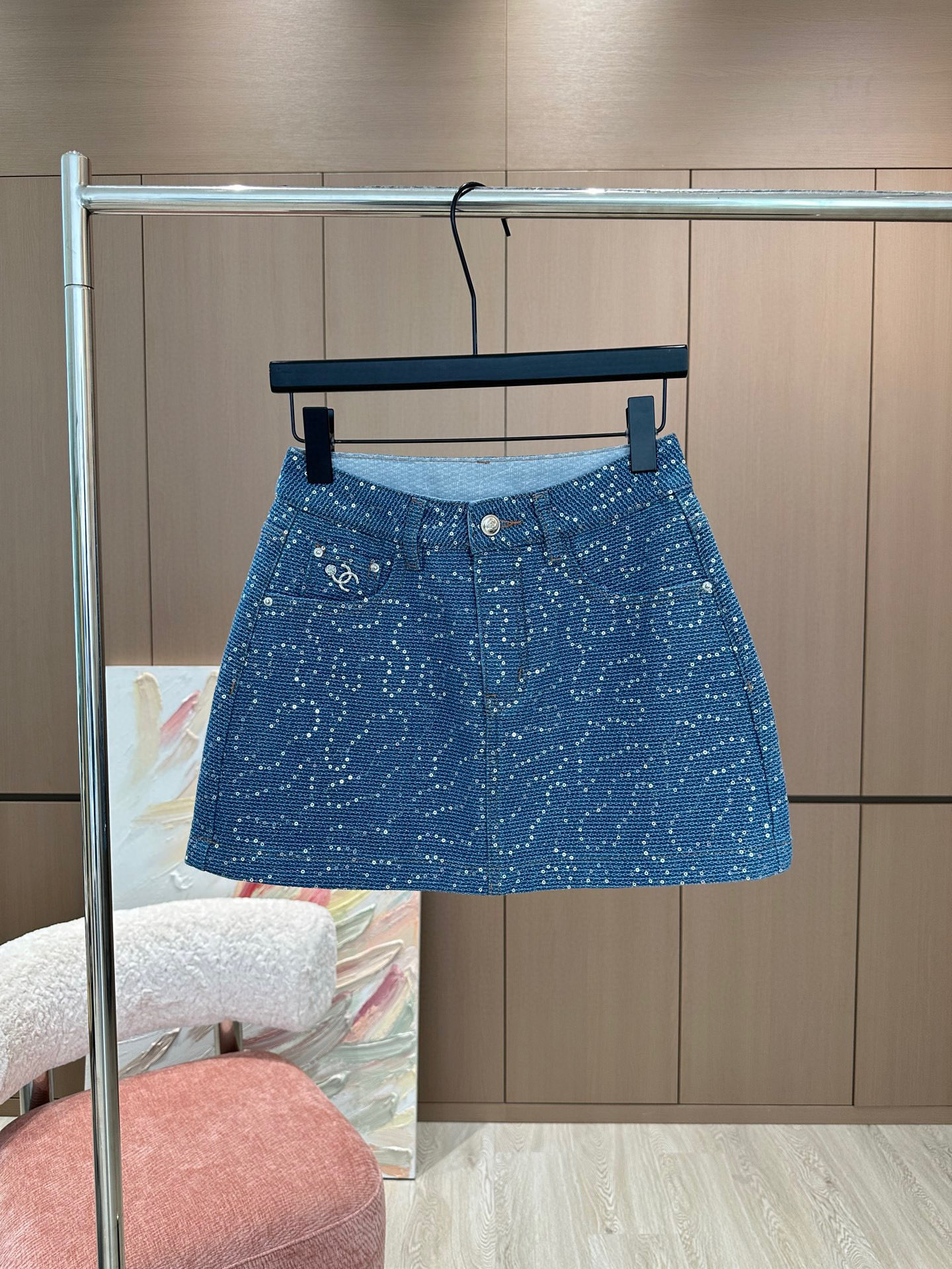 🛒𝐍𝐄𝐖 · 𝟐𝟎𝟐5/爆款现货

原单品质   Chane*｜重工烫钻牛仔半裙
采用高端定制面料，牛仔