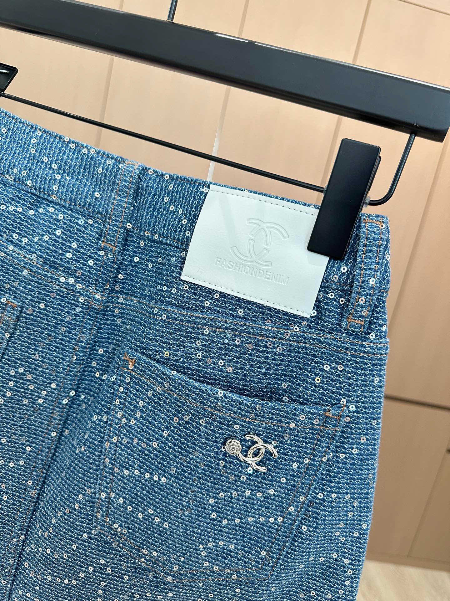 🛒𝐍𝐄𝐖 · 𝟐𝟎𝟐5/爆款现货

原单品质   Chane*｜重工烫钻牛仔半裙
采用高端定制面料，牛仔