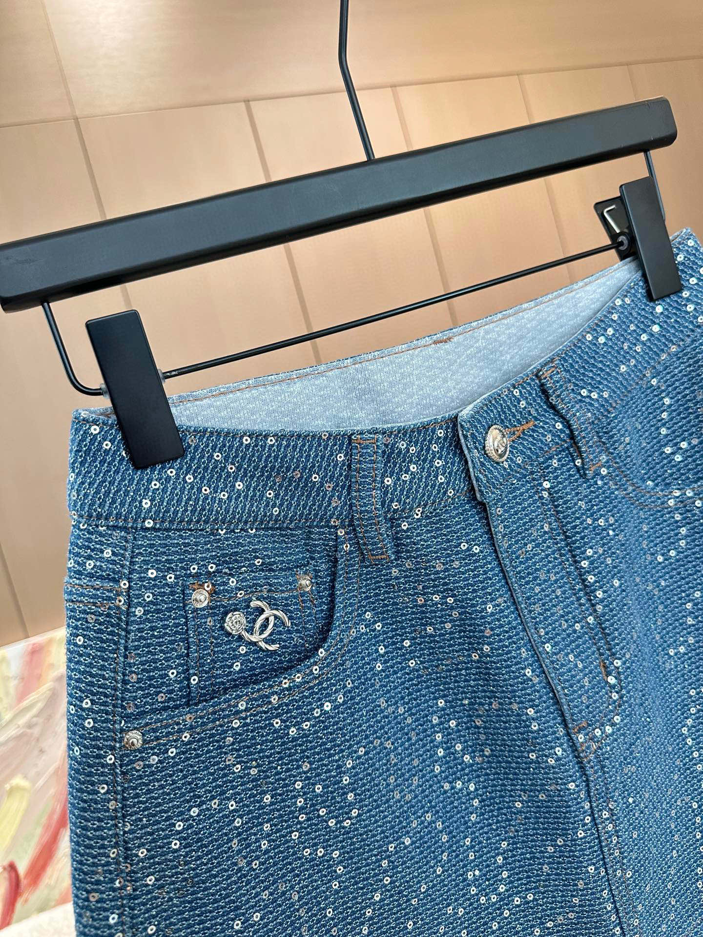 🛒𝐍𝐄𝐖 · 𝟐𝟎𝟐5/爆款现货

原单品质   Chane*｜重工烫钻牛仔半裙
采用高端定制面料，牛仔