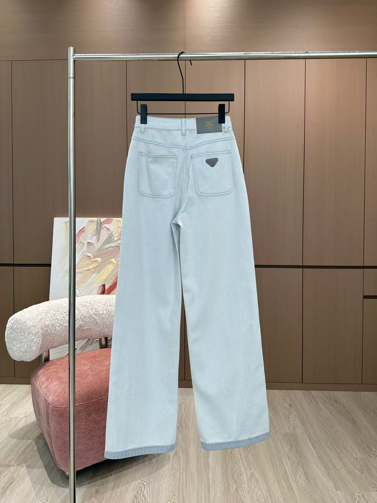 🛒𝐍𝐄𝐖 · 𝟐𝟎𝟐5/爆款现货

原单品质  Prad*｜明线竖条装饰倒三角牛仔裤
采用高端定制面料，