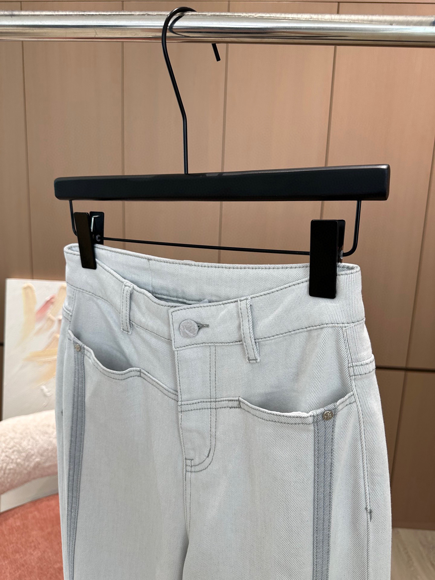 🛒𝐍𝐄𝐖 · 𝟐𝟎𝟐5/爆款现货

原单品质  Prad*｜明线竖条装饰倒三角牛仔裤
采用高端定制面料，