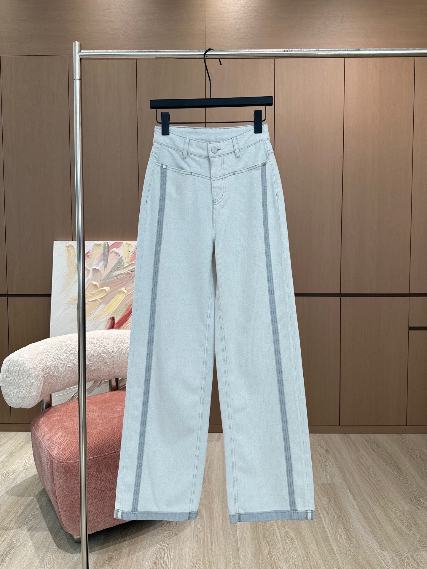 🛒𝐍𝐄𝐖 · 𝟐𝟎𝟐5/爆款现货

原单品质  Prad*｜明线竖条装饰倒三角牛仔裤
采用高端定制面料，