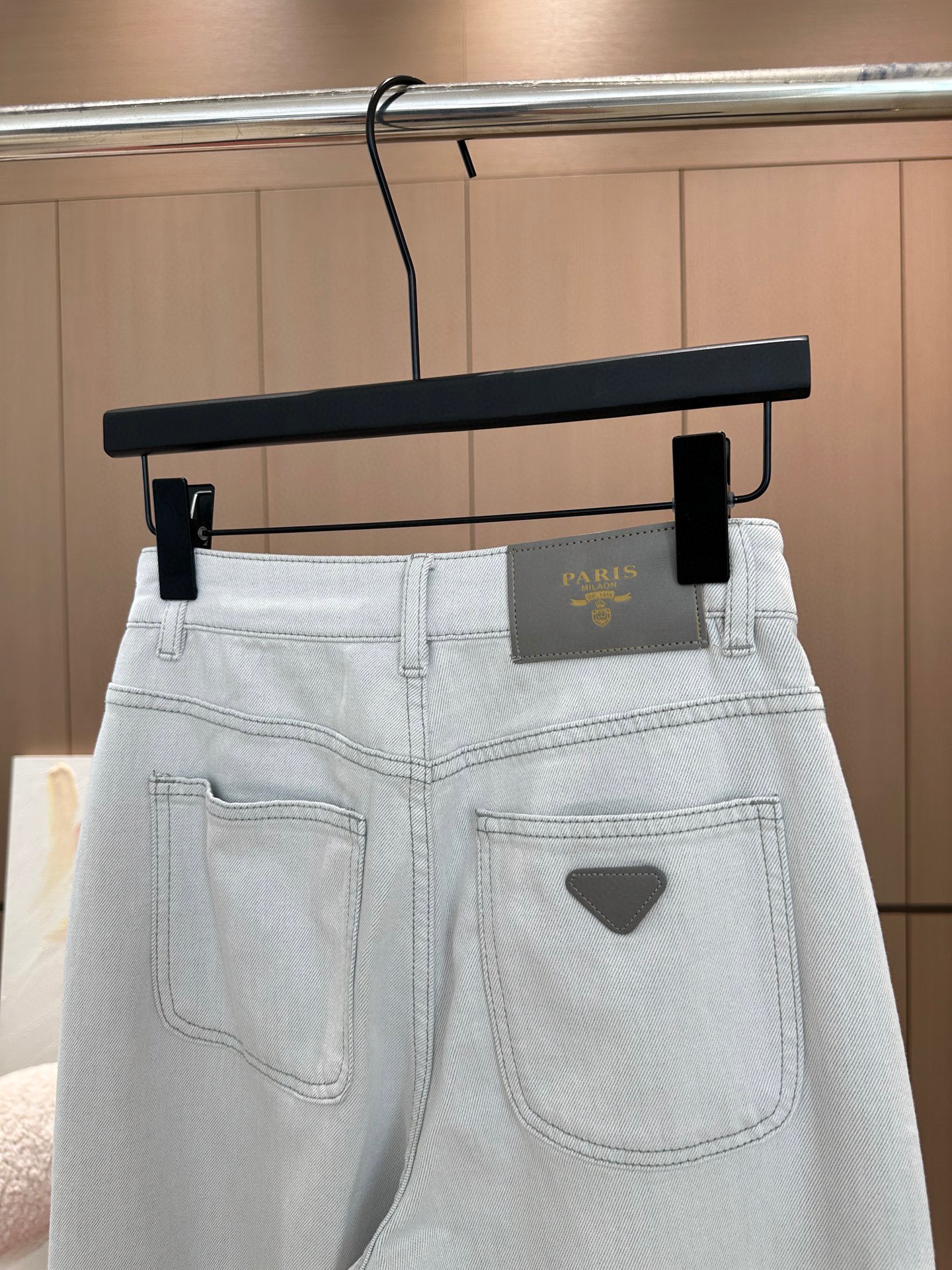 🛒𝐍𝐄𝐖 · 𝟐𝟎𝟐5/爆款现货

原单品质  Prad*｜明线竖条装饰倒三角牛仔裤
采用高端定制面料，
