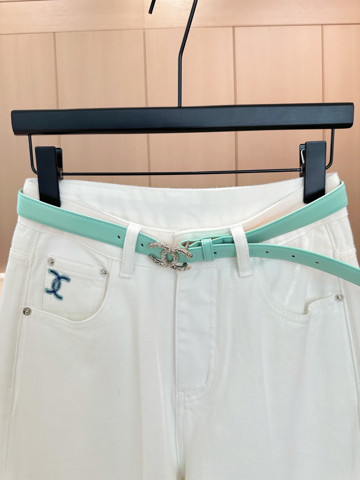 🛒𝐍𝐄𝐖 · 𝟐𝟎𝟐5/爆款现货

原单品质  Chane*｜25春夏显瘦白牛仔裤❕❕   
一种特别高