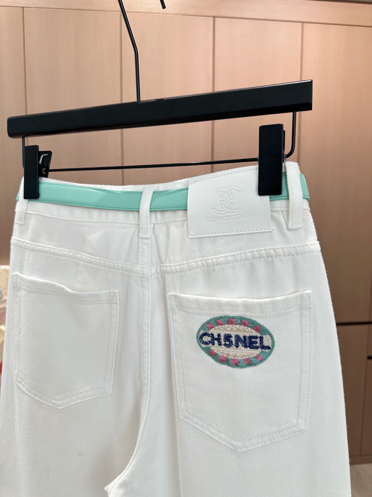 🛒𝐍𝐄𝐖 · 𝟐𝟎𝟐5/爆款现货

原单品质  Chane*｜25春夏显瘦白牛仔裤❕❕   
一种特别高