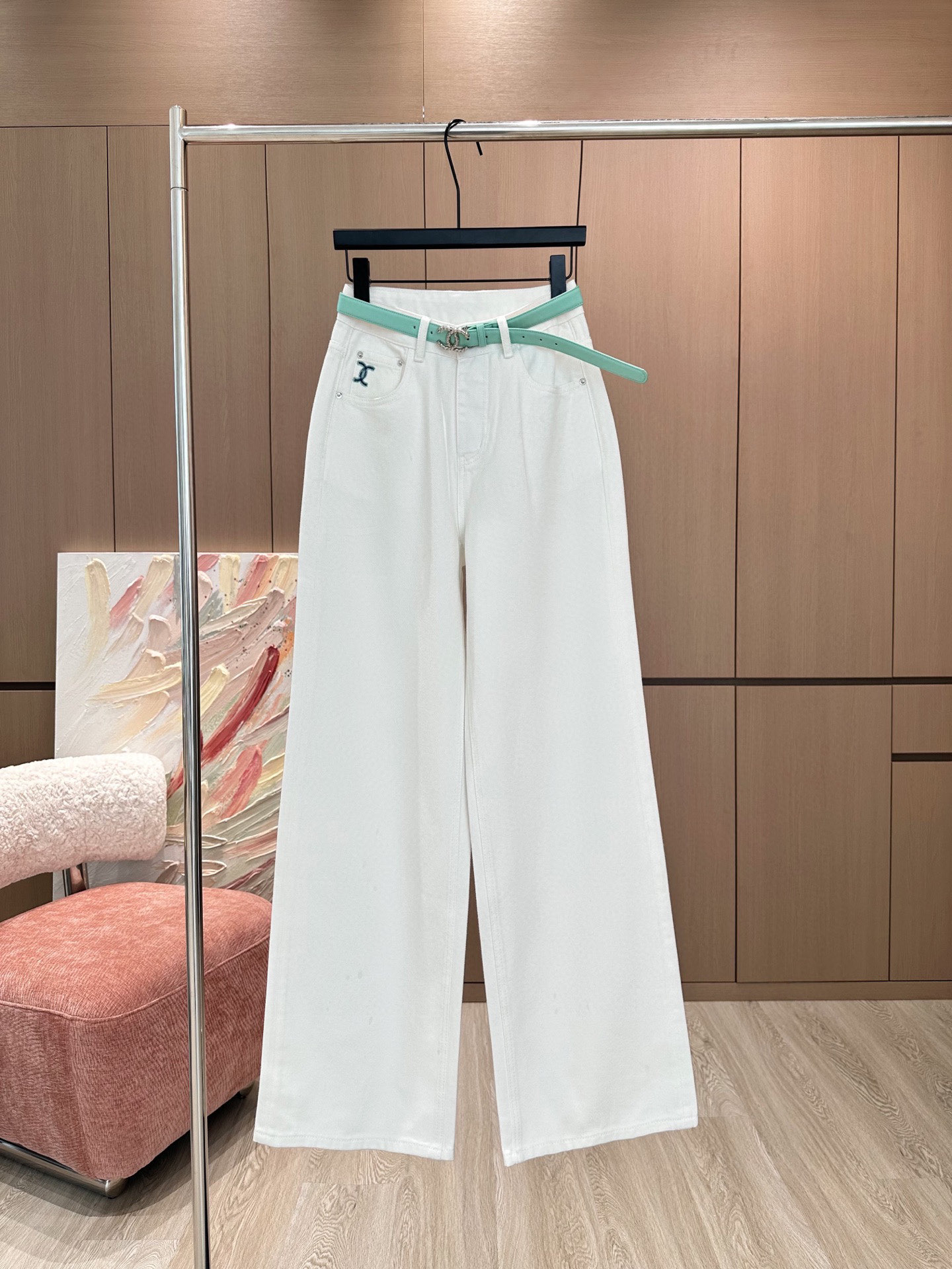 🛒𝐍𝐄𝐖 · 𝟐𝟎𝟐5/爆款现货

原单品质  Chane*｜25春夏显瘦白牛仔裤❕❕   
一种特别高